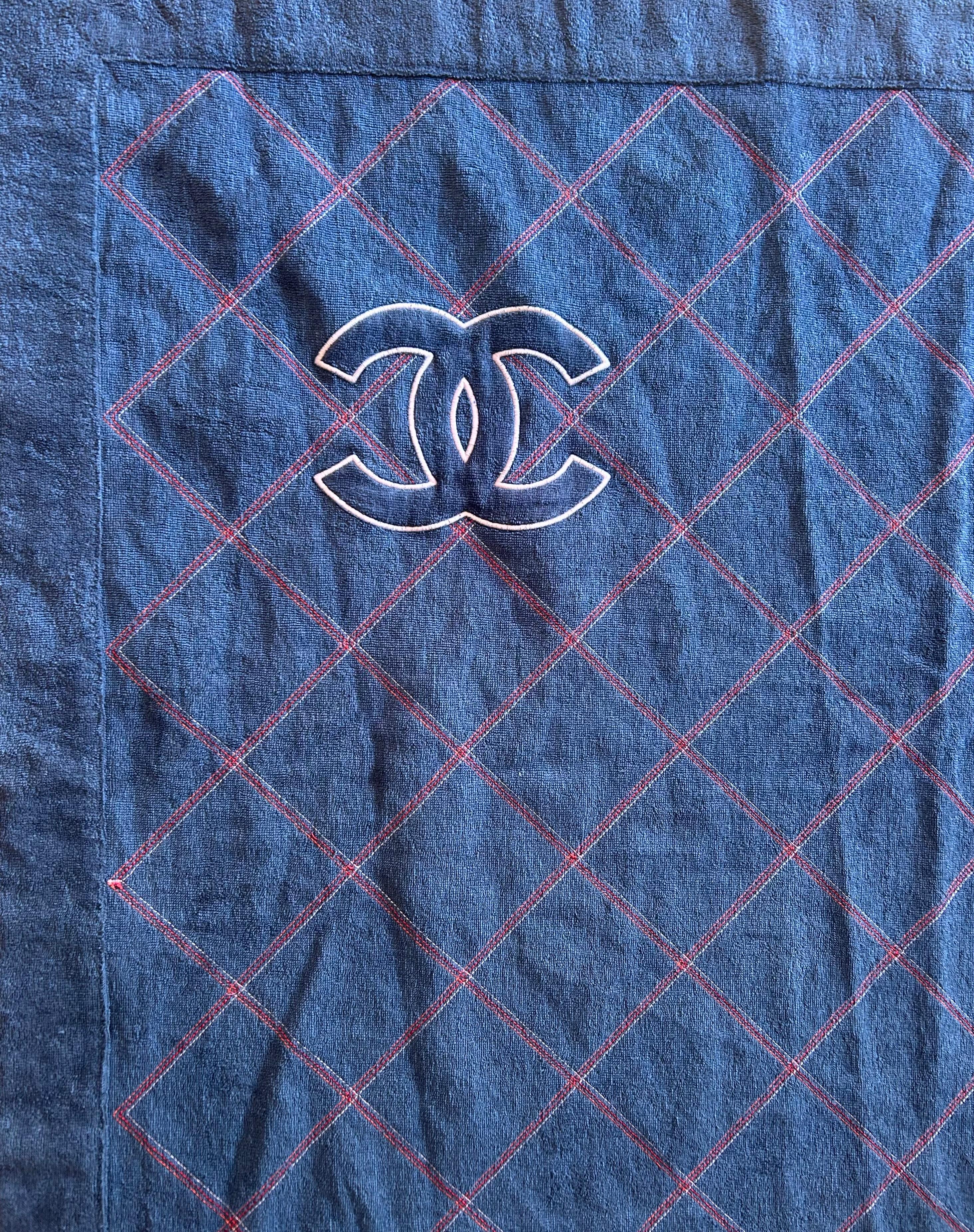 Chanel Denim Blue Towel Bon état - En vente à Palm Beach, FL