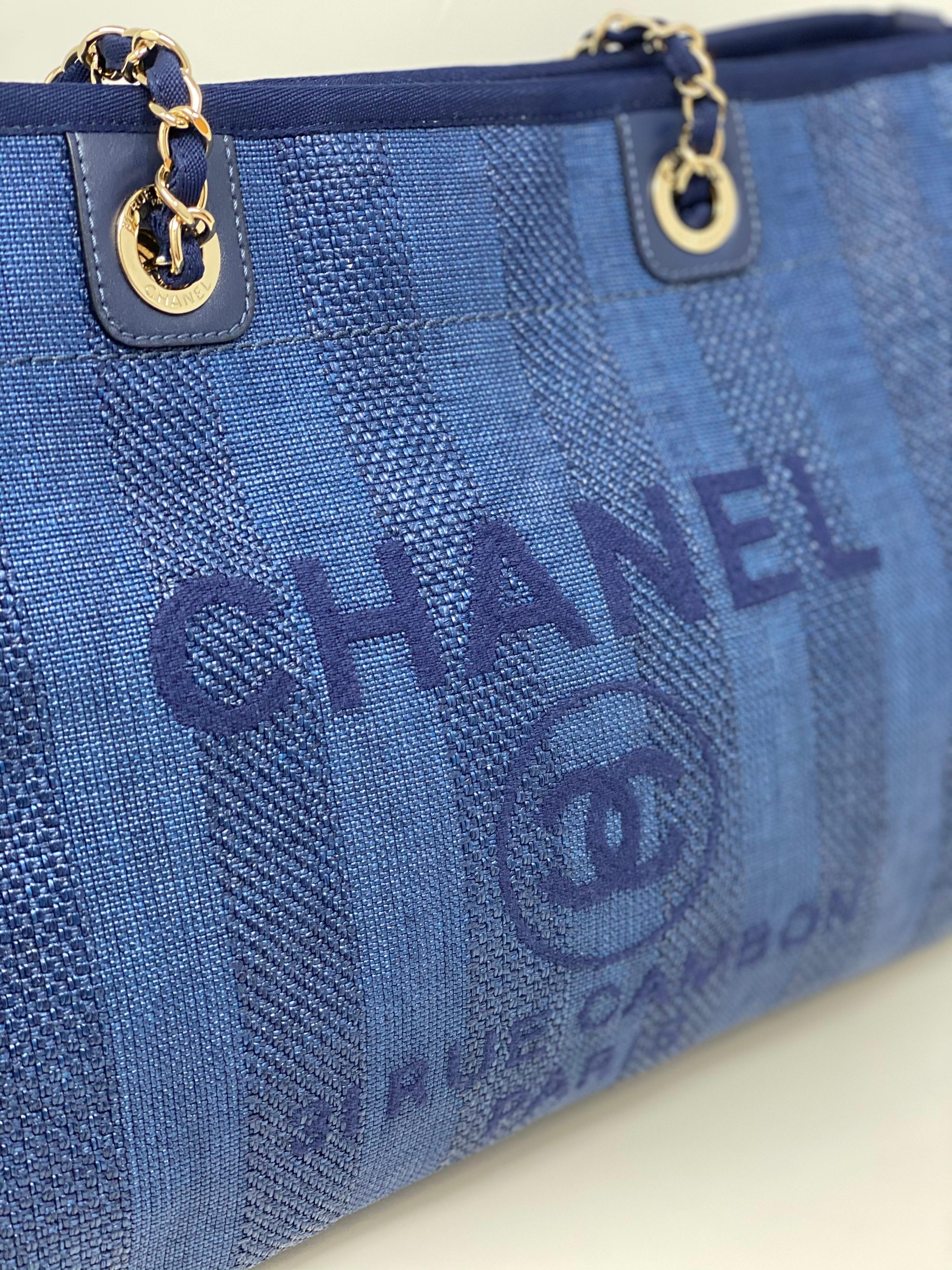 Chanel Denim Deauville-Tasche. Mittelgroße Tasche. Brandneuer Zustand. Nie benutzt. Die Hardware ist noch aus Plastik. Seltene und limitierte Tasche. Garantiert echt.