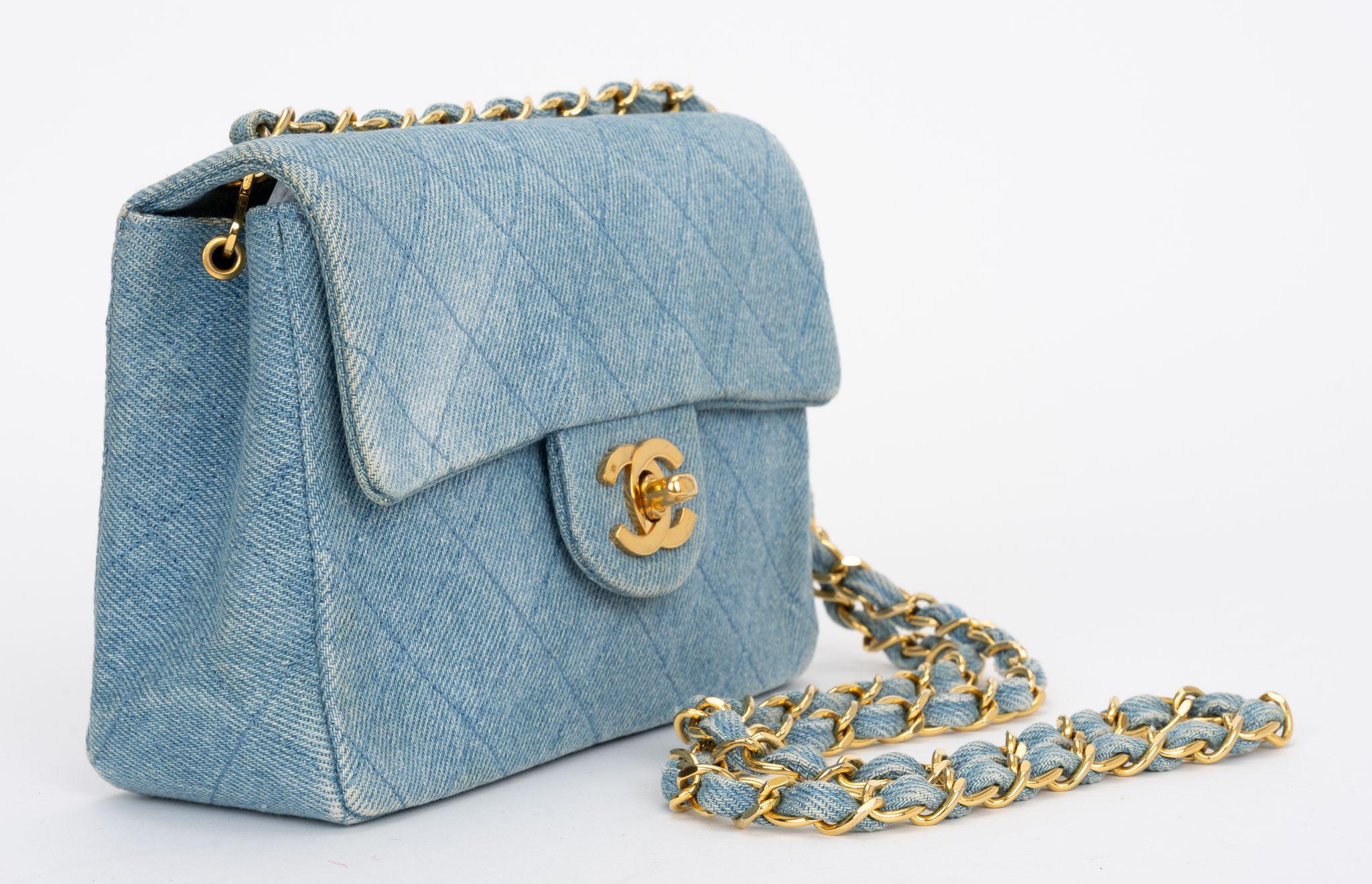 Die Chanel Denim Quilted Flap Bag besteht aus weichem Stepp-Denim und verfügt über einen Schulterriemen mit goldenen Kettengliedern und CC-Drehverschluss. Innen gibt es eine Reißverschlusstasche und aufgesetzte Taschen.
Schulterhöhe 21