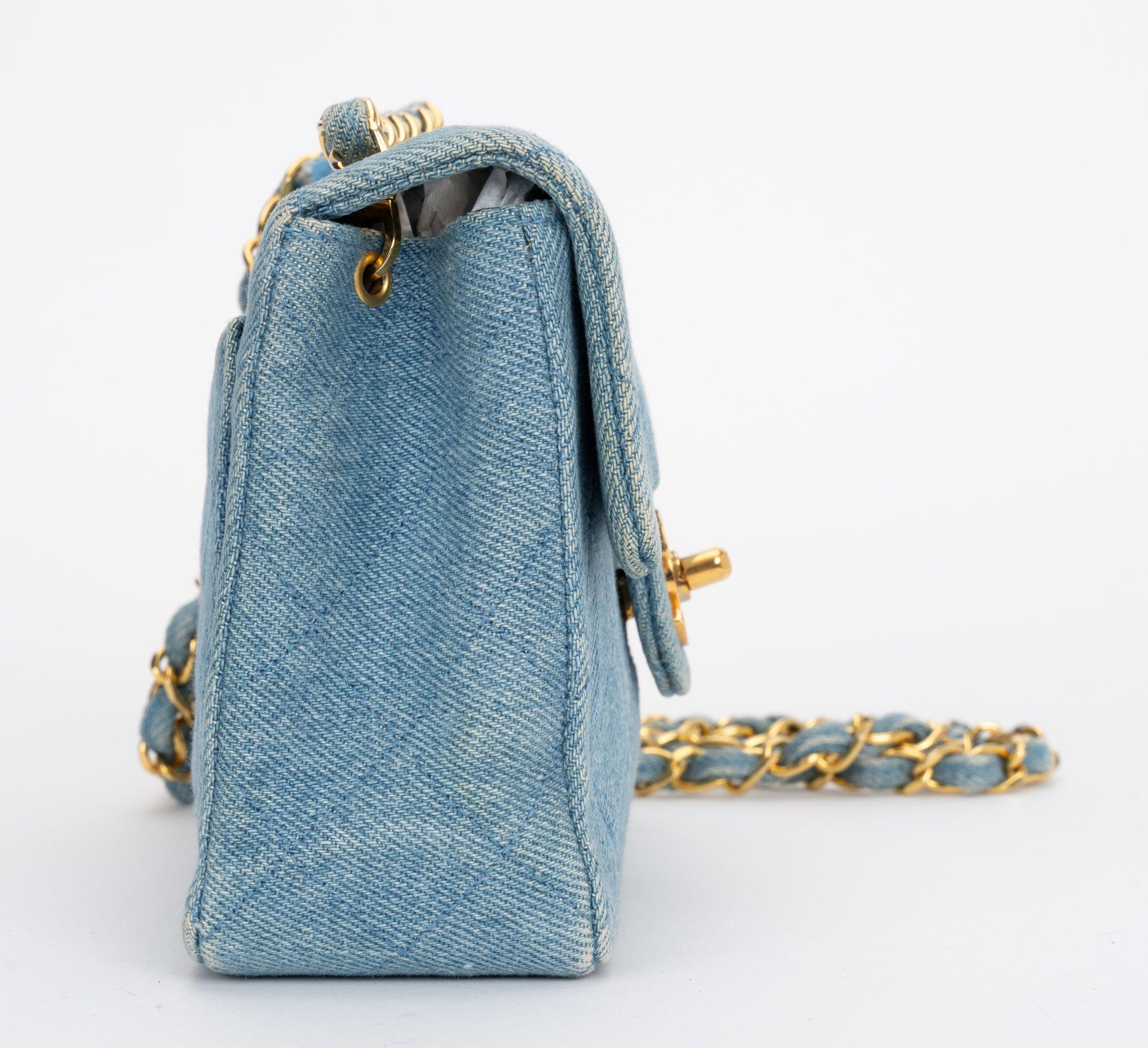 Chanel Denim Mini Steppdecke Umschlagtasche im Zustand „Hervorragend“ im Angebot in West Hollywood, CA