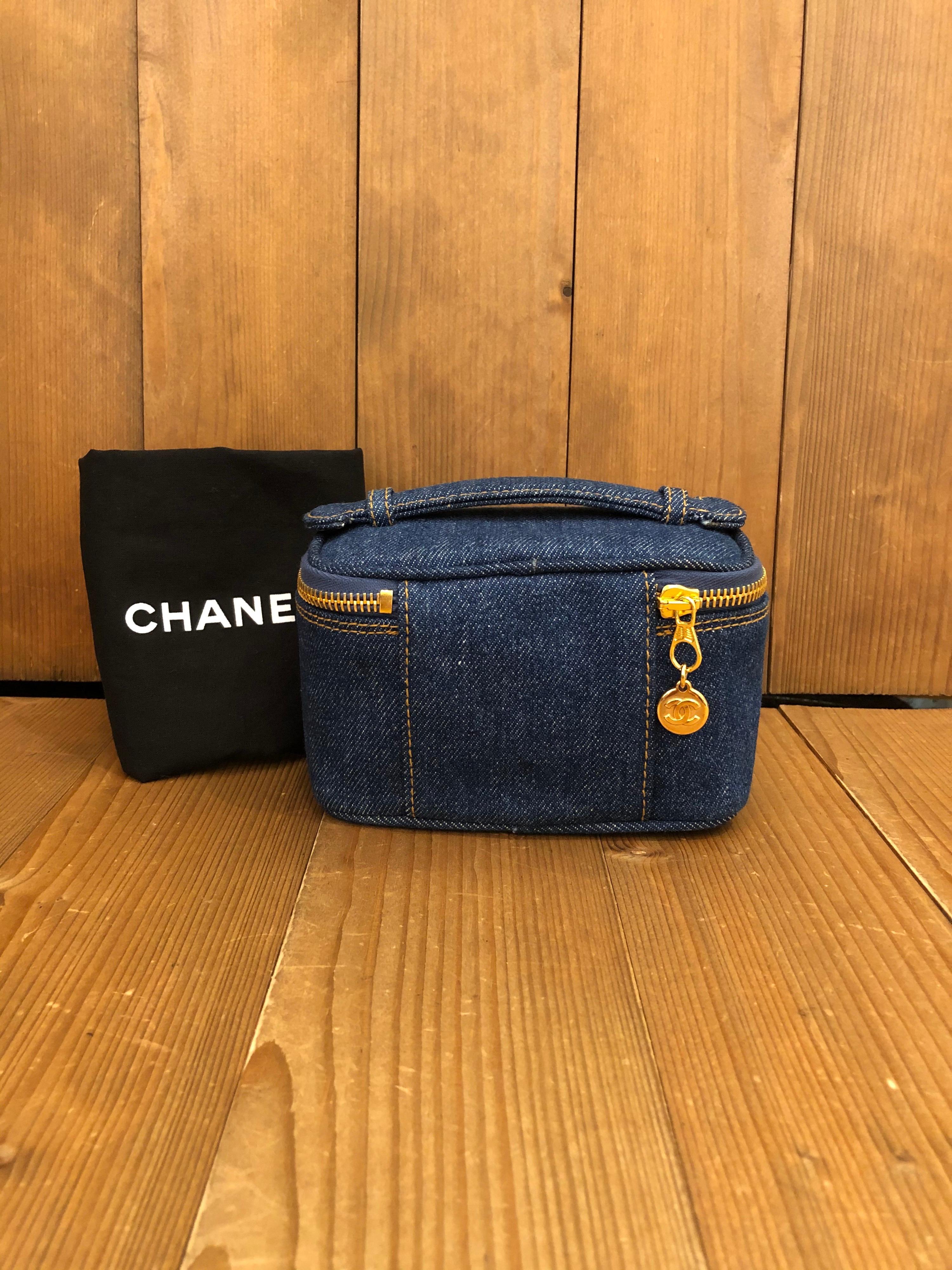 Chanel mini vanity case in denim. Made in Italy. Serial no 4679642. 

Material: Denim/Lambskin leather 
Color: Blue
Measurements: approximately 15.25 x 8.9 x 8.9cm (6 x 3.5 x 3.5 inches)

Comes with: Serial sticker/Dust bag

Condition:
Rank AB
