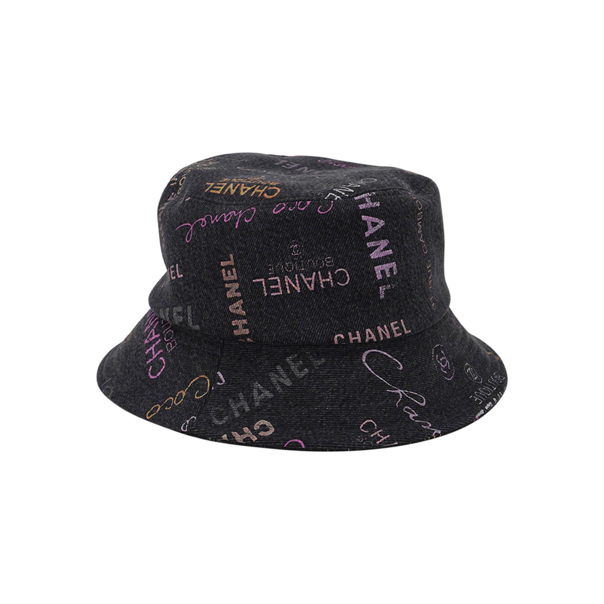 Mightychic offers a Chanel Denim Mood Cloche featured in Black.
A practical and chic bucket hat.
The cloche has a multi colored print featuring Chanel logos
Made in Italy.
NEW or NEVER WORN.
final sale

HAT SIZE  M

CONDITION
NEW or NEVER WORN
