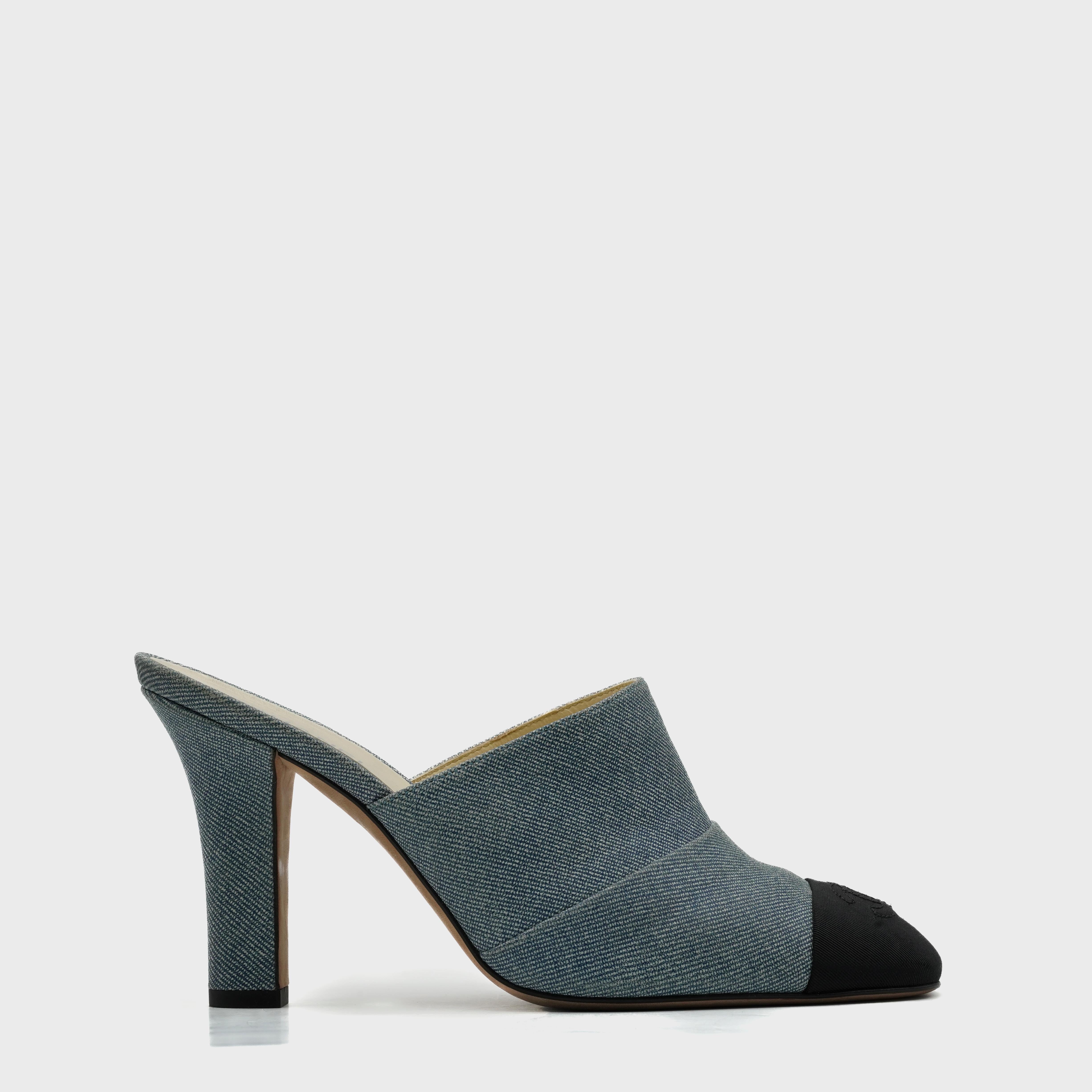 Diese von Karl Lagerfeld entworfenen Denim-Pantoletten aus der Frühjahr/Sommer-Kollektion 2017 von Chanel interpretieren einen der ikonischsten Codes des Hauses - die schwarze Cap-Zehe - in einem modernen, lässigen Kontext neu. Sie wurden in Italien