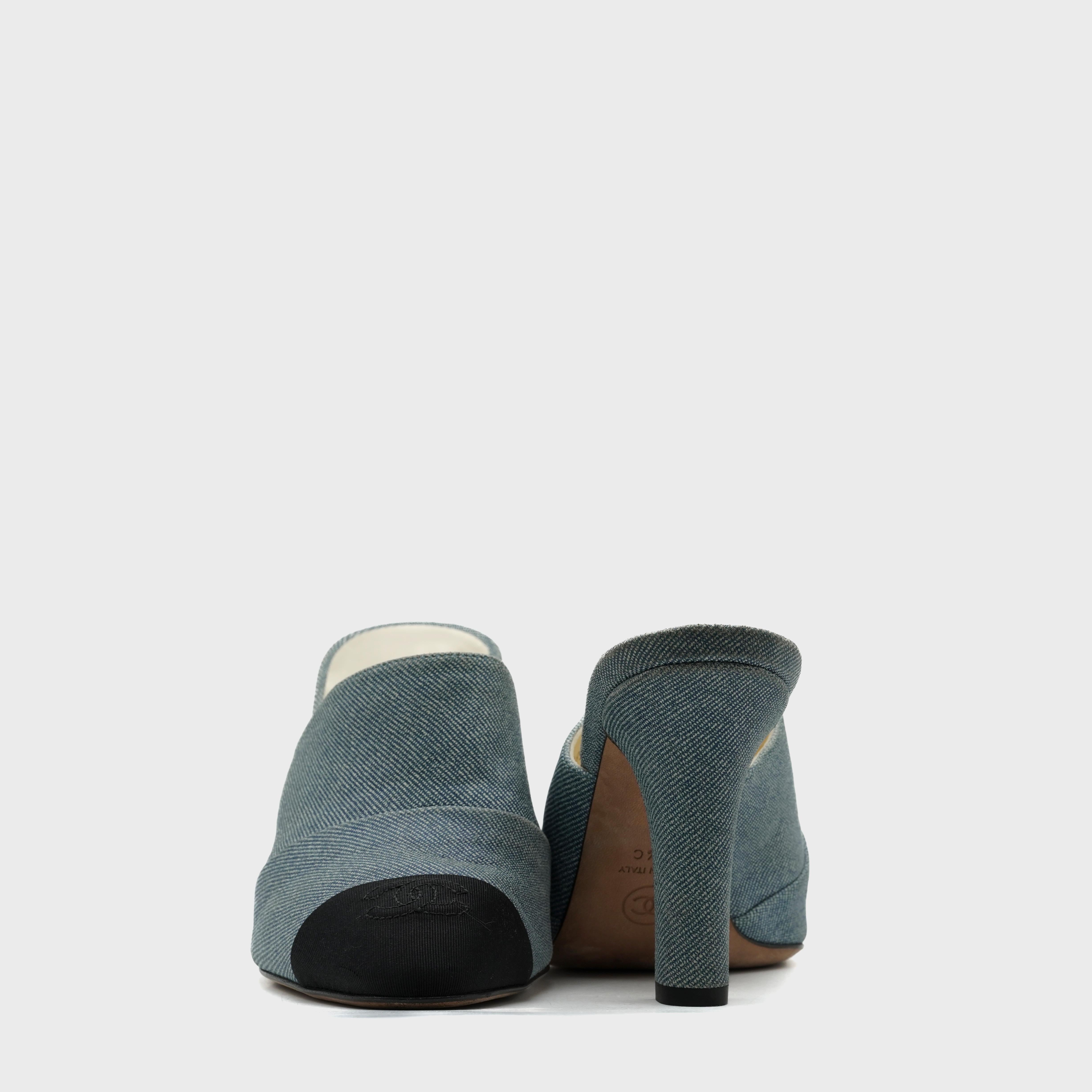 Chanel Denim Mules mit schwarzer Cap Toe von Karl Lagerfeld, SS 2017 (Schwarz) im Angebot