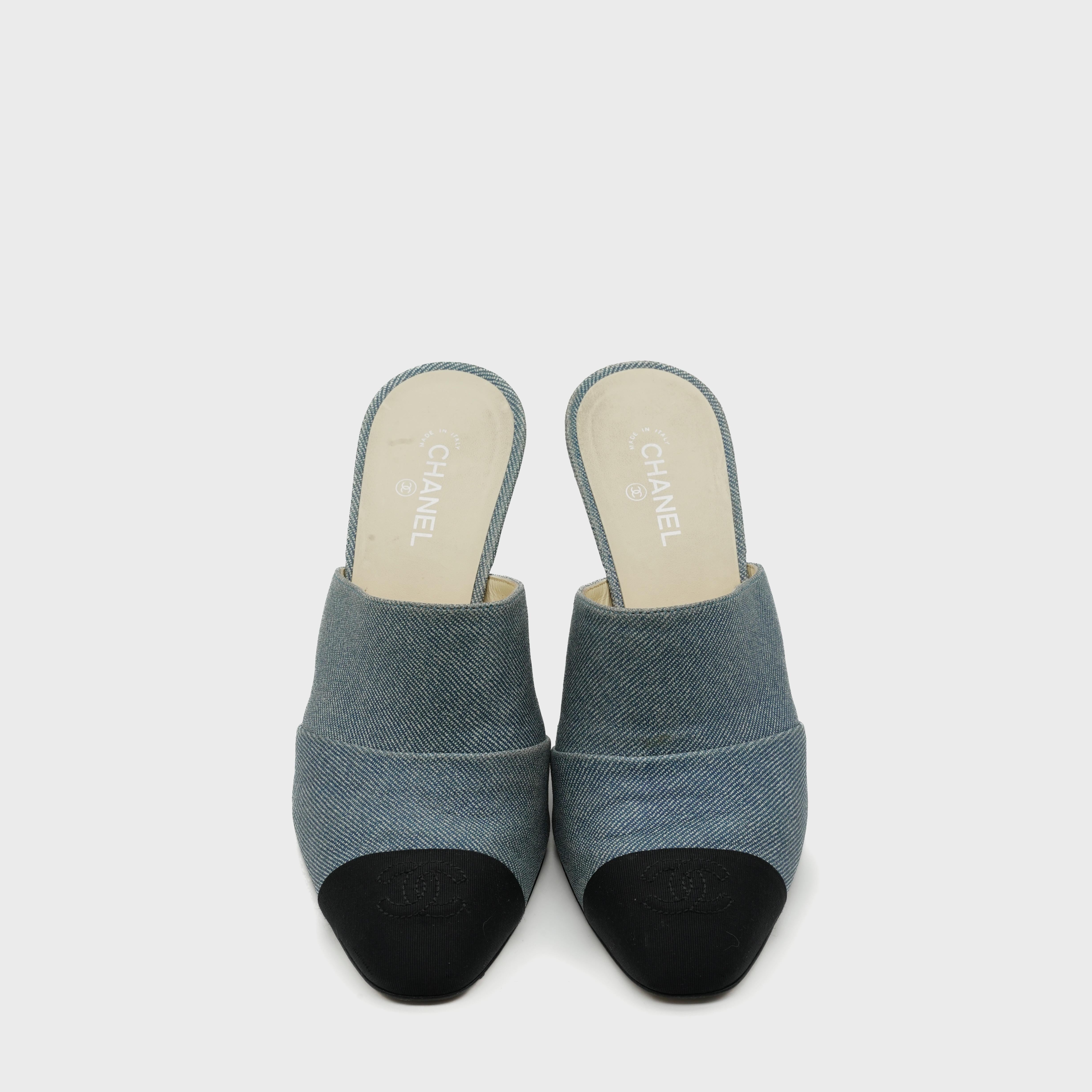 Chanel Denim Mules mit schwarzer Cap Toe von Karl Lagerfeld, SS 2017 im Zustand „Hervorragend�“ im Angebot in Paris, FR