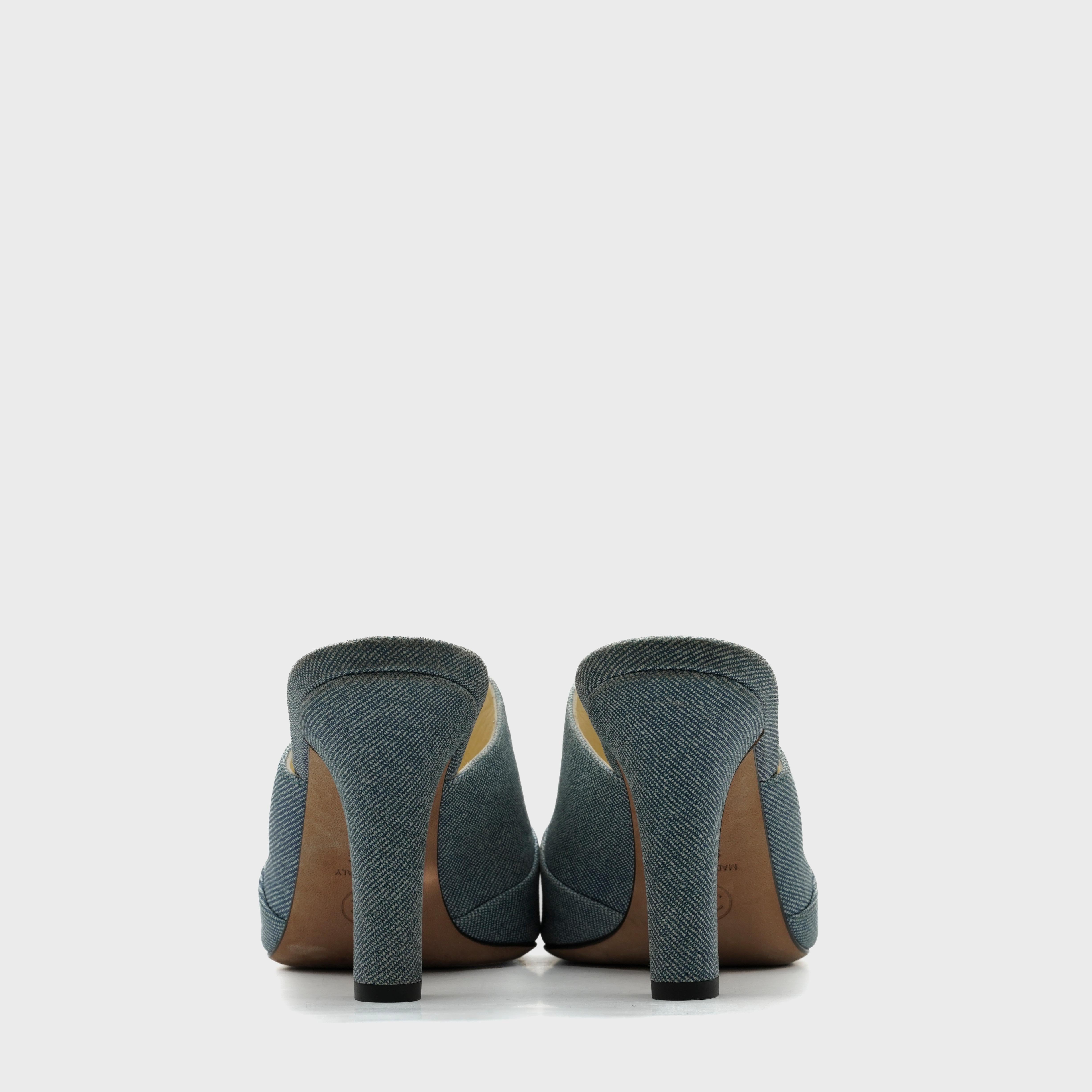 Chanel Denim Mules mit schwarzer Cap Toe von Karl Lagerfeld, SS 2017 für Damen oder Herren im Angebot