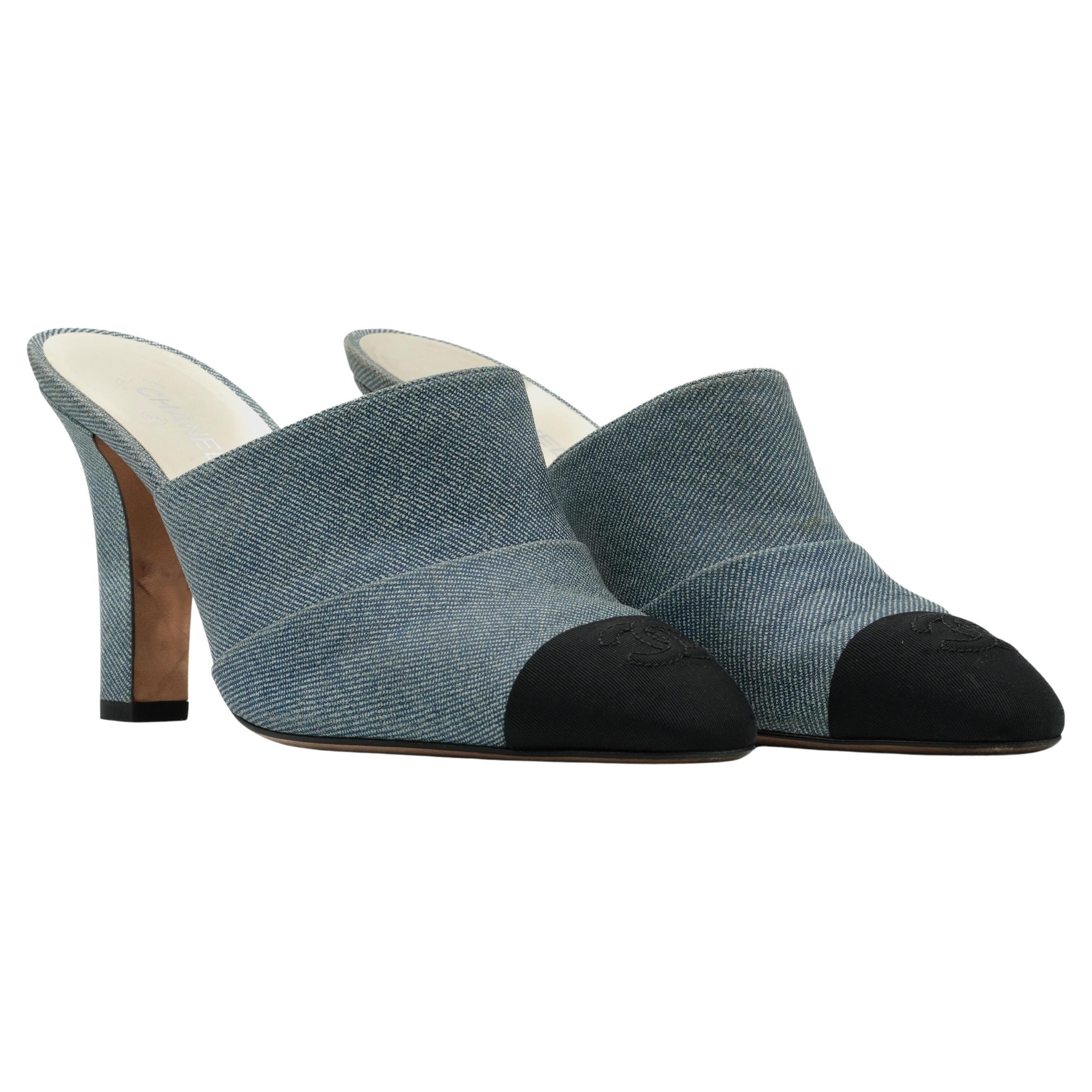 Chanel Denim Mules mit schwarzer Cap Toe von Karl Lagerfeld, SS 2017 im Angebot