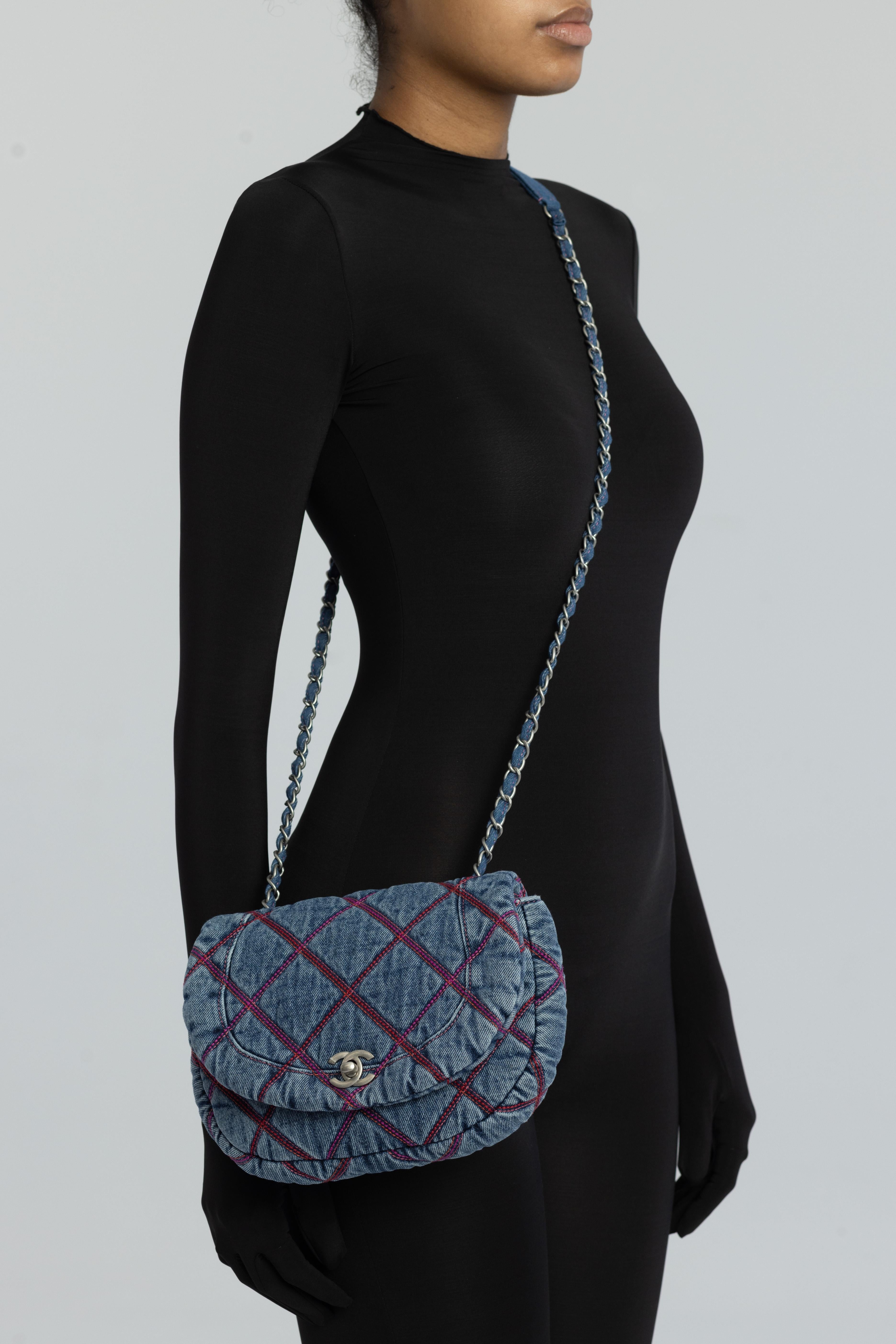 Chanel Denim gesteppte Coco Beach Messenger Bag Blau im Zustand „Hervorragend“ im Angebot in Montreal, Quebec