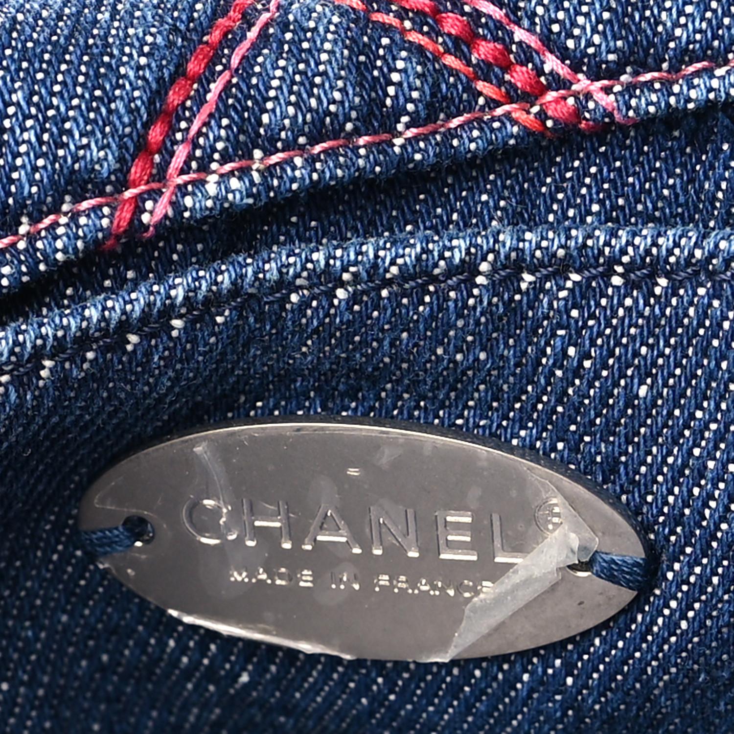 Chanel Denim gesteppte Coco Beach Messenger Bag Blau im Angebot 2