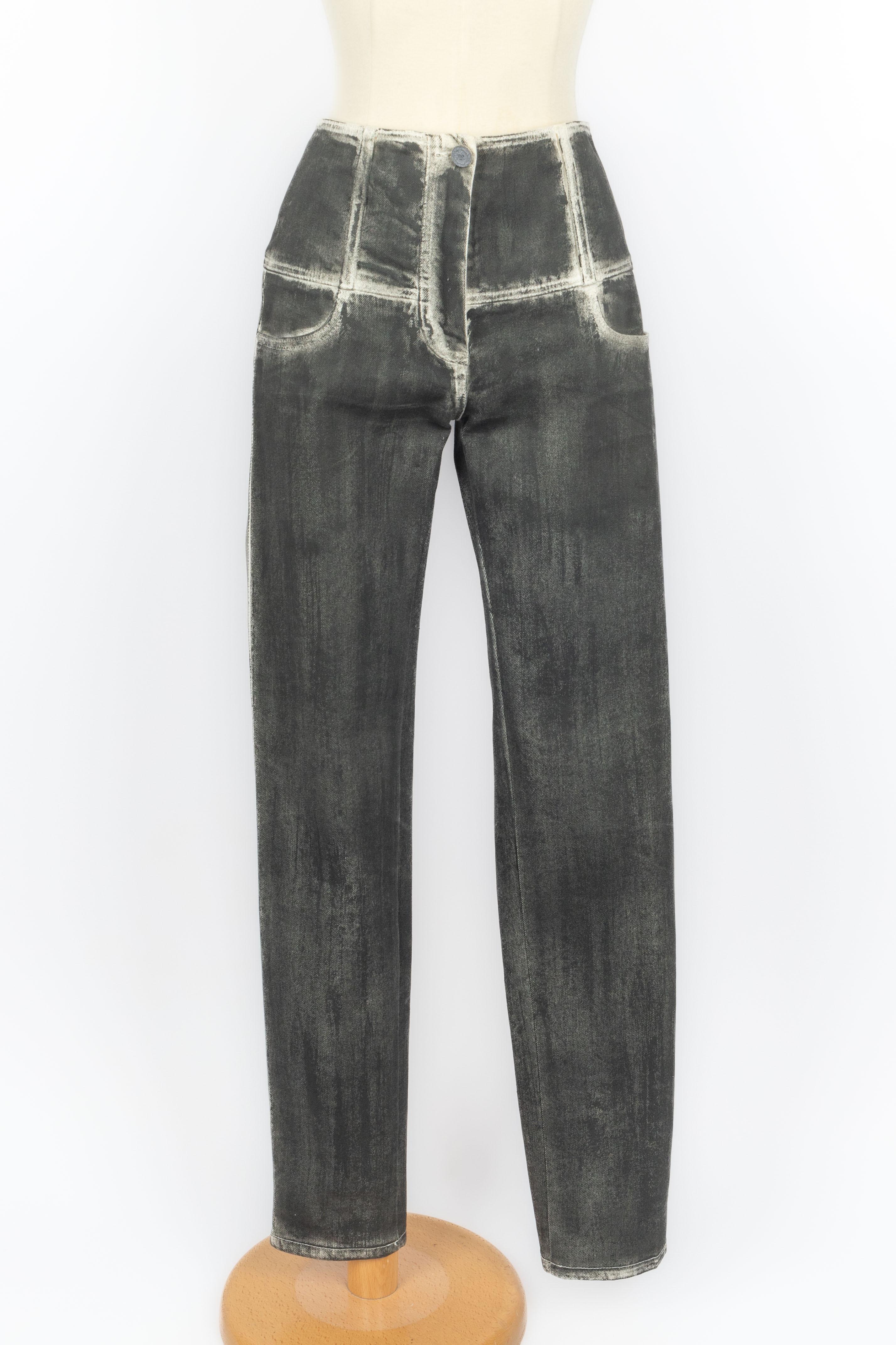 CHANEL - (Made in Italy) Pantalones de algodón gris y blanco. Talla 38FR.

Estado:
Muy buen estado

Dimensiones:
Cintura: 36 cm - Caderas: 41 cm - Largo: 104 cm

SKU:FJ141