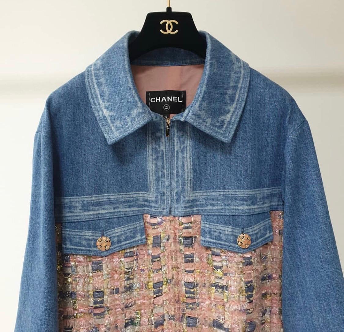 For the Chanel Fall-Winter 2016/17 Ready-to-Wear, Karl Lagerfeld revisits the allure and the codes of the House in a very contemporary spirit.
Gorgeous jacket in very good condition.
Denim/Tweed< chiffon sleeves.
Sz.40

For buyers from EU we can