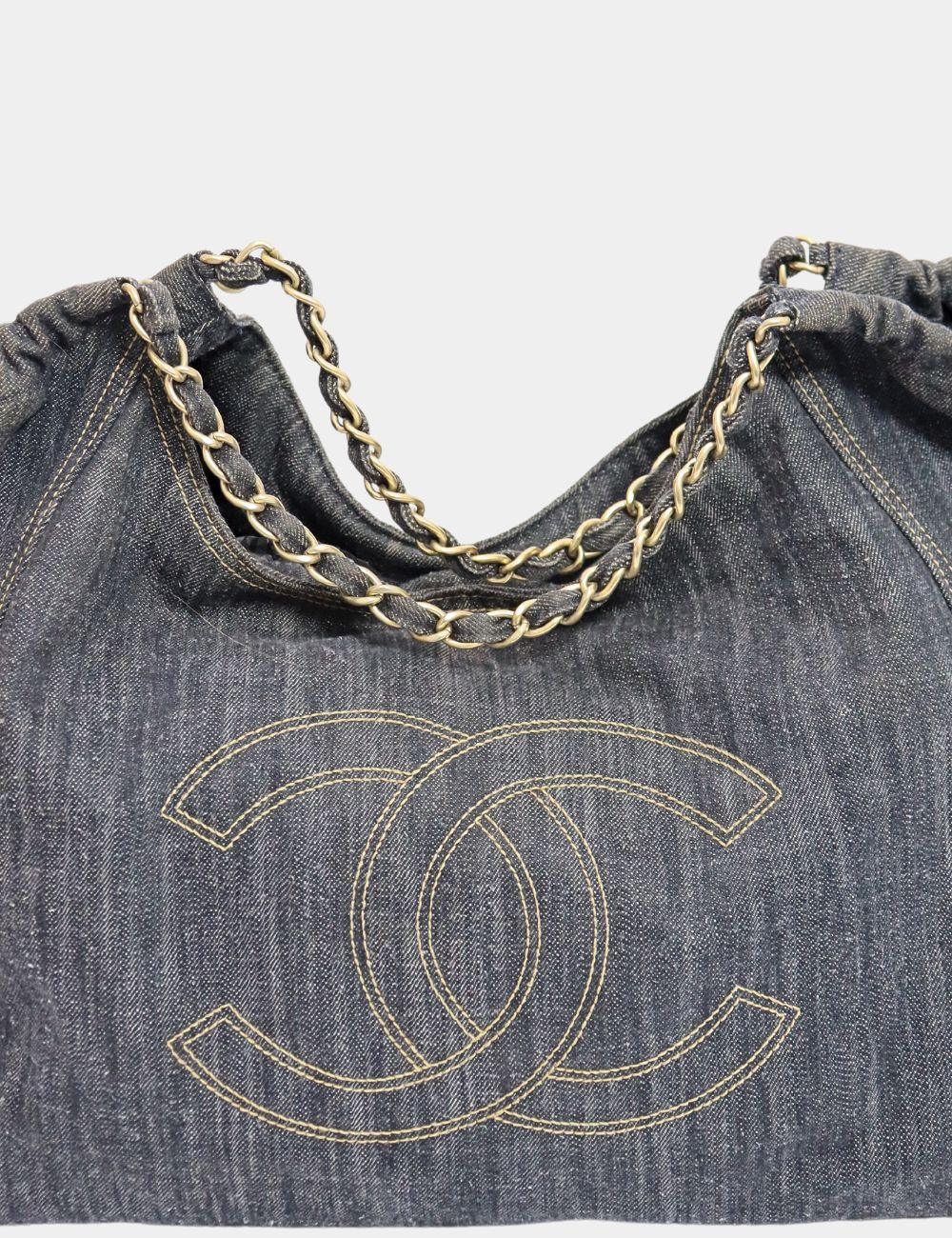 Chanel Denim XL Coco Cabas Tote, mit zwei Kettengriffen für die Schulter, CC-Logo und einem Innenfach mit Reißverschluss.

MATERIAL: Denim
Hardware: Gold
Höhe: 28cm
Breite: 45cm
Tiefe: 17cm
Griffabfall: 26cm
Allgemeiner Zustand: Gut
Innerer Zustand: