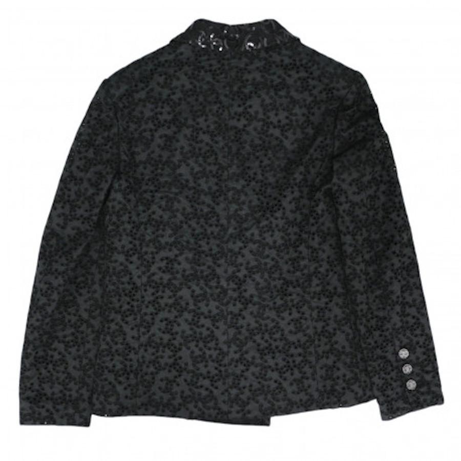 Wonderful CHANEL lace blazer T38 with embroideries

Condition: very good
Made in France
Size : 38FR
Material : cotton
Lining : silk
Color : black
Dimensions flat : shoulders 42 cm, under chest 48 cm, height 68 cm, sleeve length 62 cm, wrist