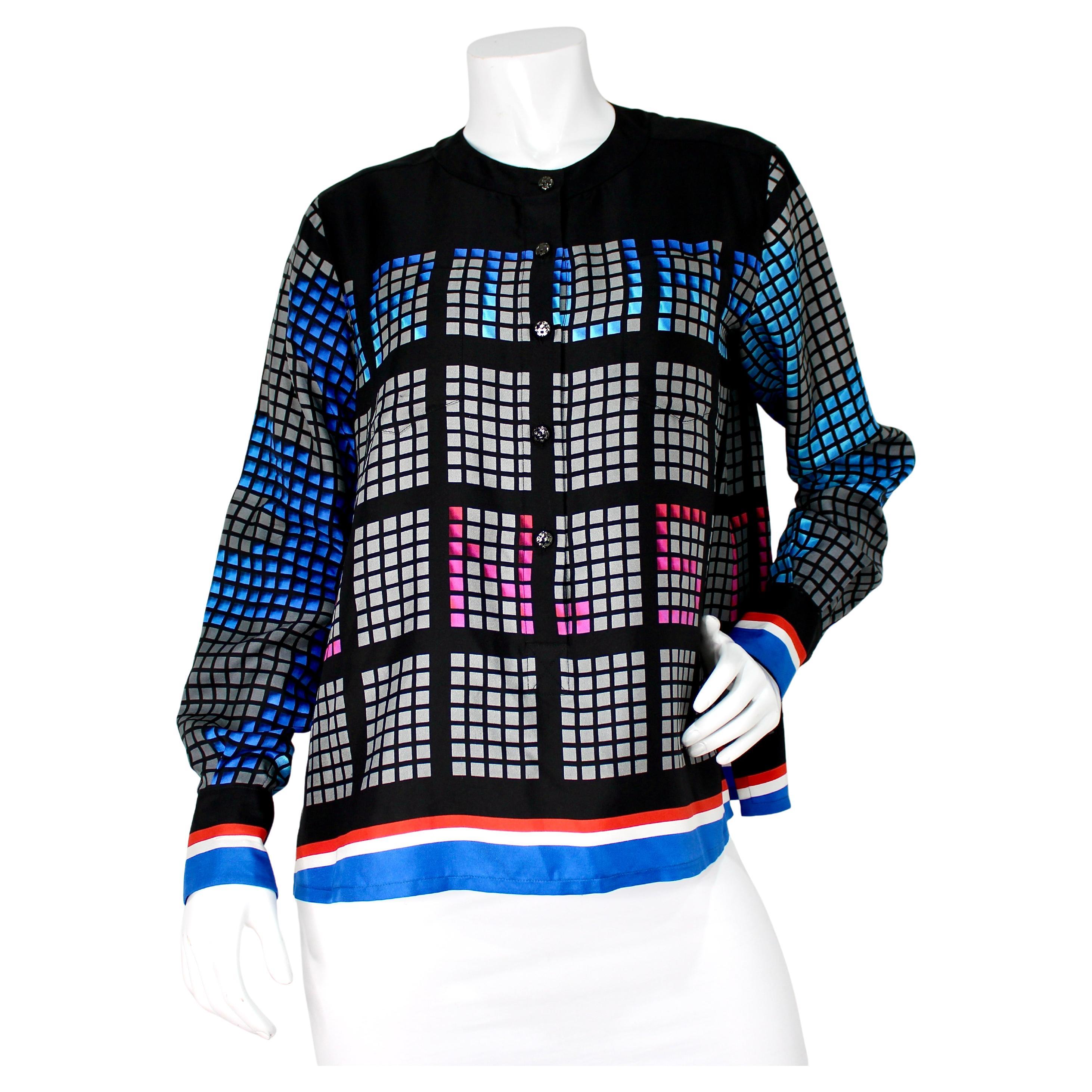 Chanel Departure Board Print Blusa de seda abotonada Pasarela SS 2016