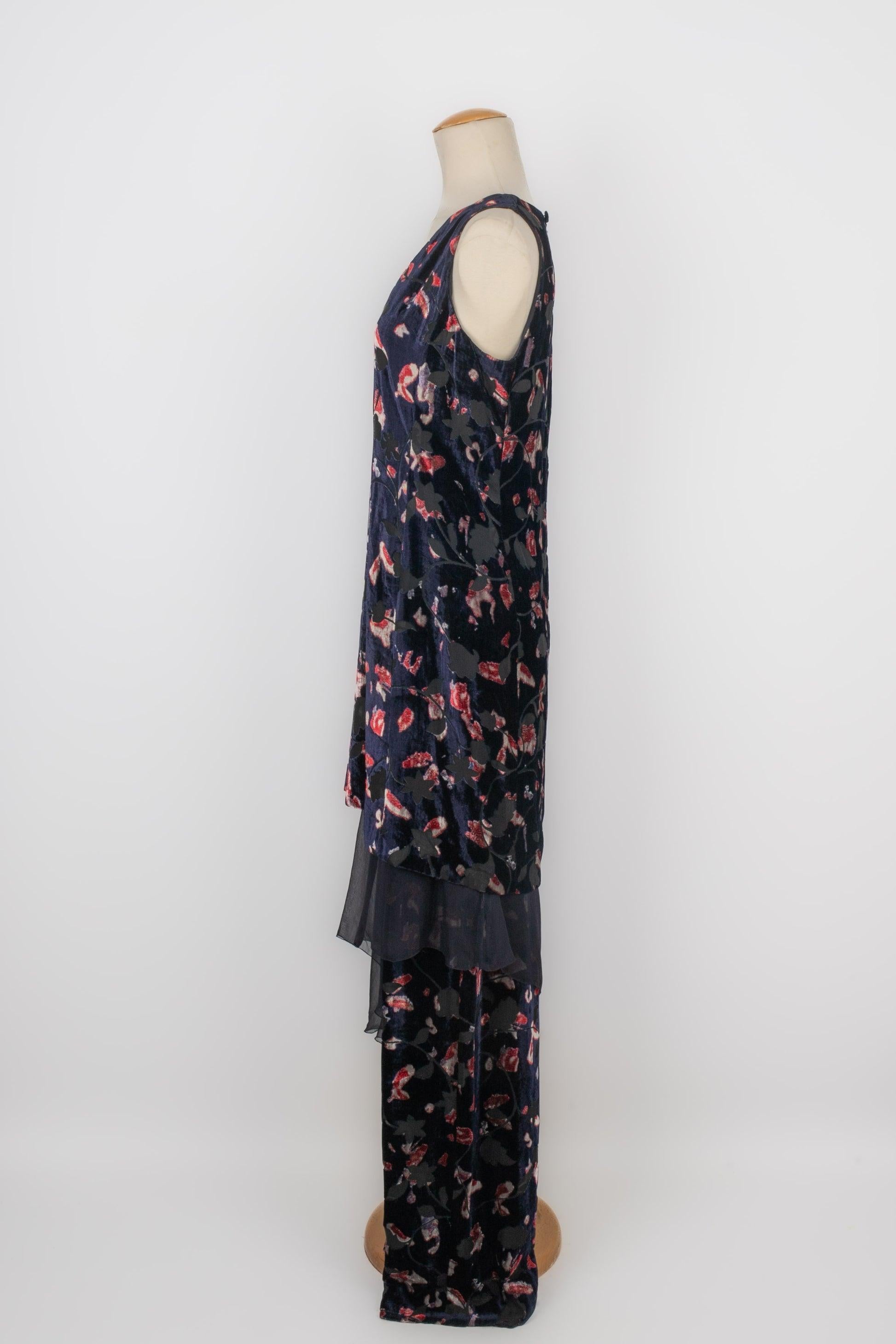 Chanel - (Made in France) Set in velluto di seta divorato composto da abito e pantaloni, nei toni del blu e del rosso. Taglia 44FR per l'abito - 42FR per i pantaloni. Collezione Autunno-Inverno 1997, sotto la direzione artistica di Karl