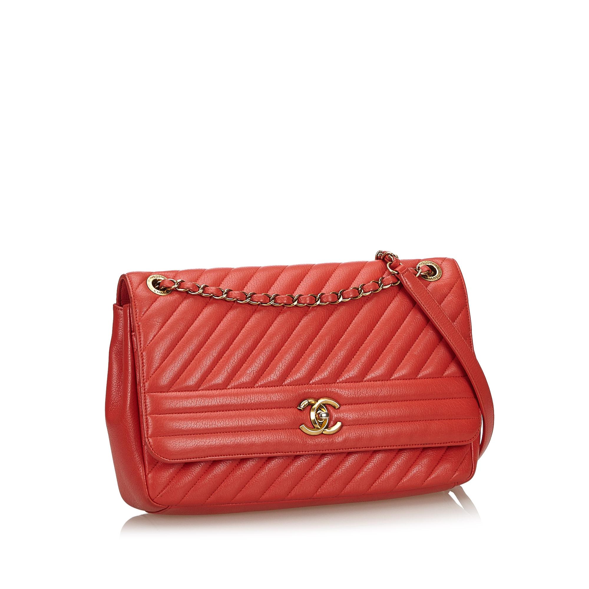 Chanel Diagonal Quilted Flap Bag

This shoulder bag features a quilted leather body, leather woven chain straps, a front flap with a magnetic closure, and interior slip pockets. 

Approx. 19cm x 30cm x 6cm Strap drop: 32cm
