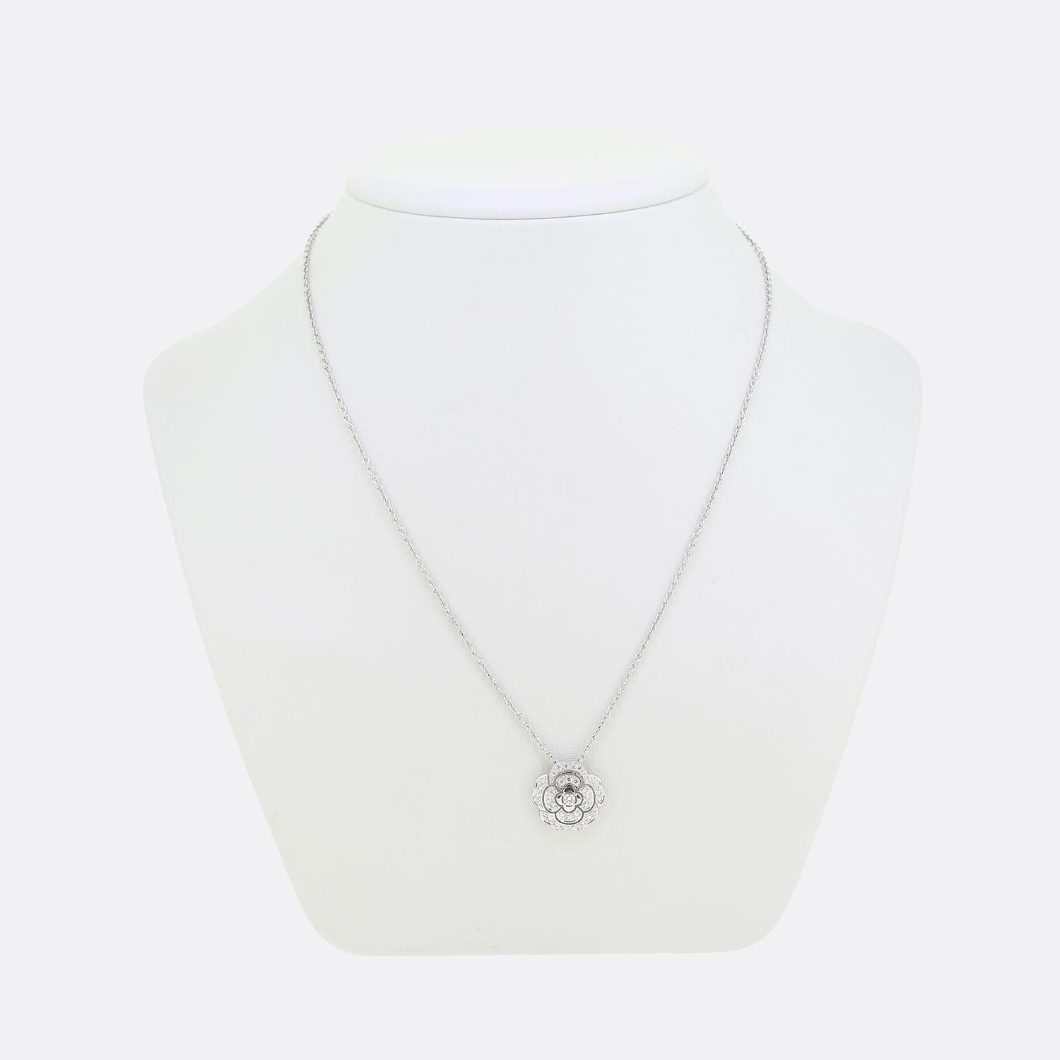 Ecco un'affascinante collana di diamanti della stilista di lusso di fama mondiale Chanel. Al centro del pendente si trova un singolo diamante rotondo con taglio a brillante, incastonato con eleganza per attirare l'attenzione. Intorno a questa pietra