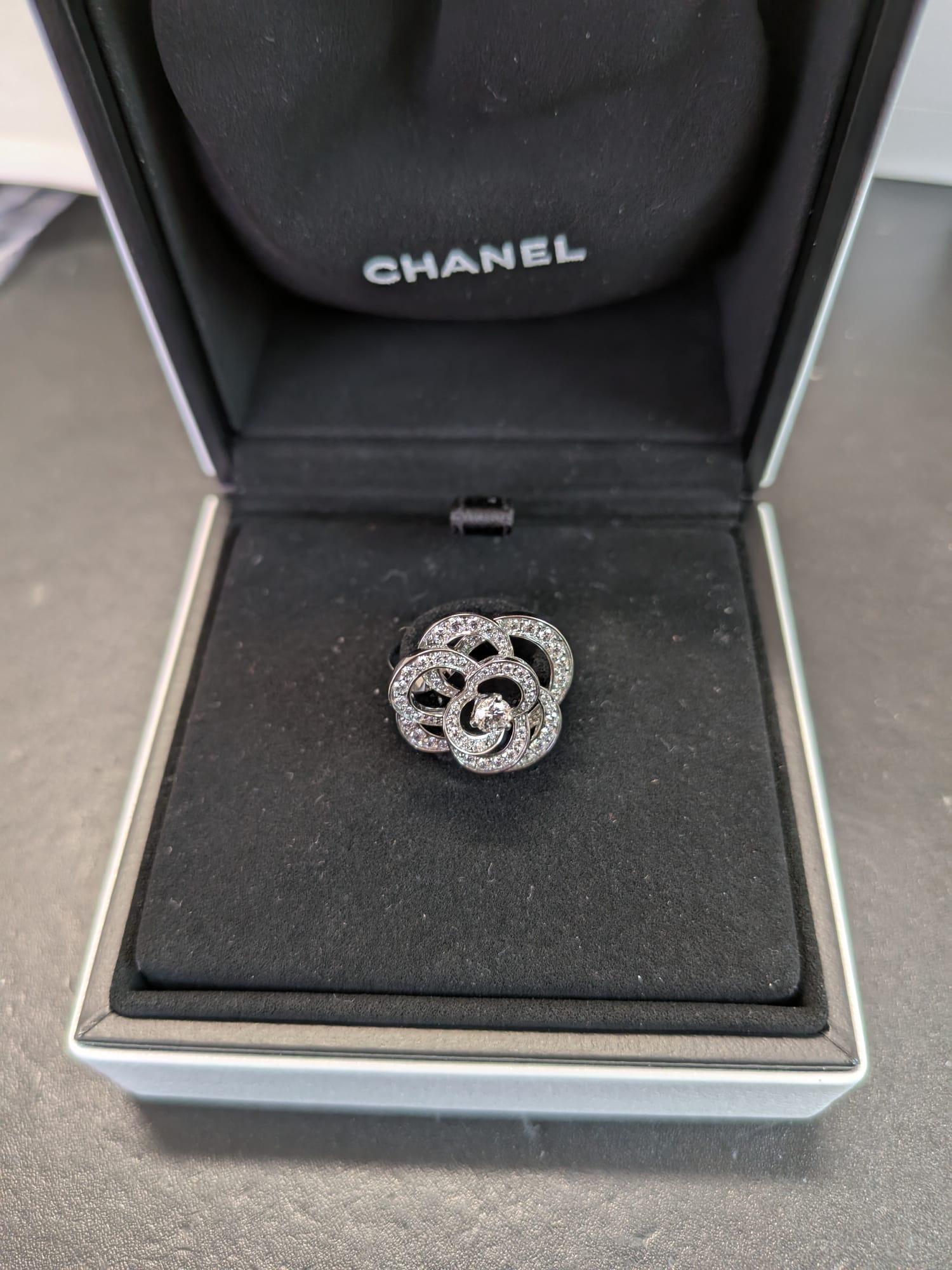 L'anello Fil de Camélia di Chanel è una magistrale celebrazione dell'eleganza, della femminilità e dell'arte floreale. Realizzato in oro bianco 18 ct, l'anello presenta una graziosa interpretazione in 3D del fiore della camelia, emblema di Chanel. I