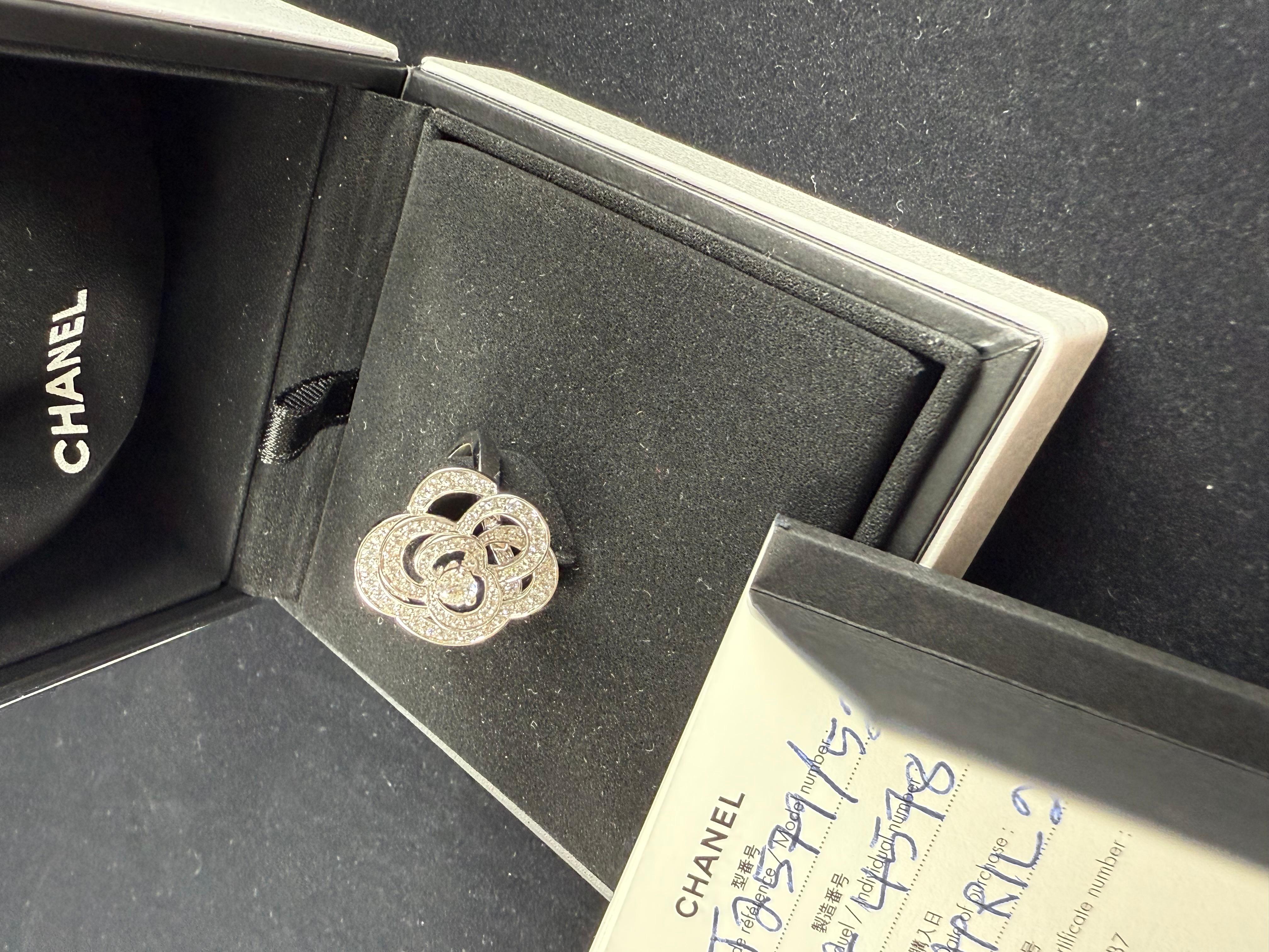 Anello Chanel Camelia con diamanti 18 carati In condizioni buone in vendita a Beverly Hills, CA