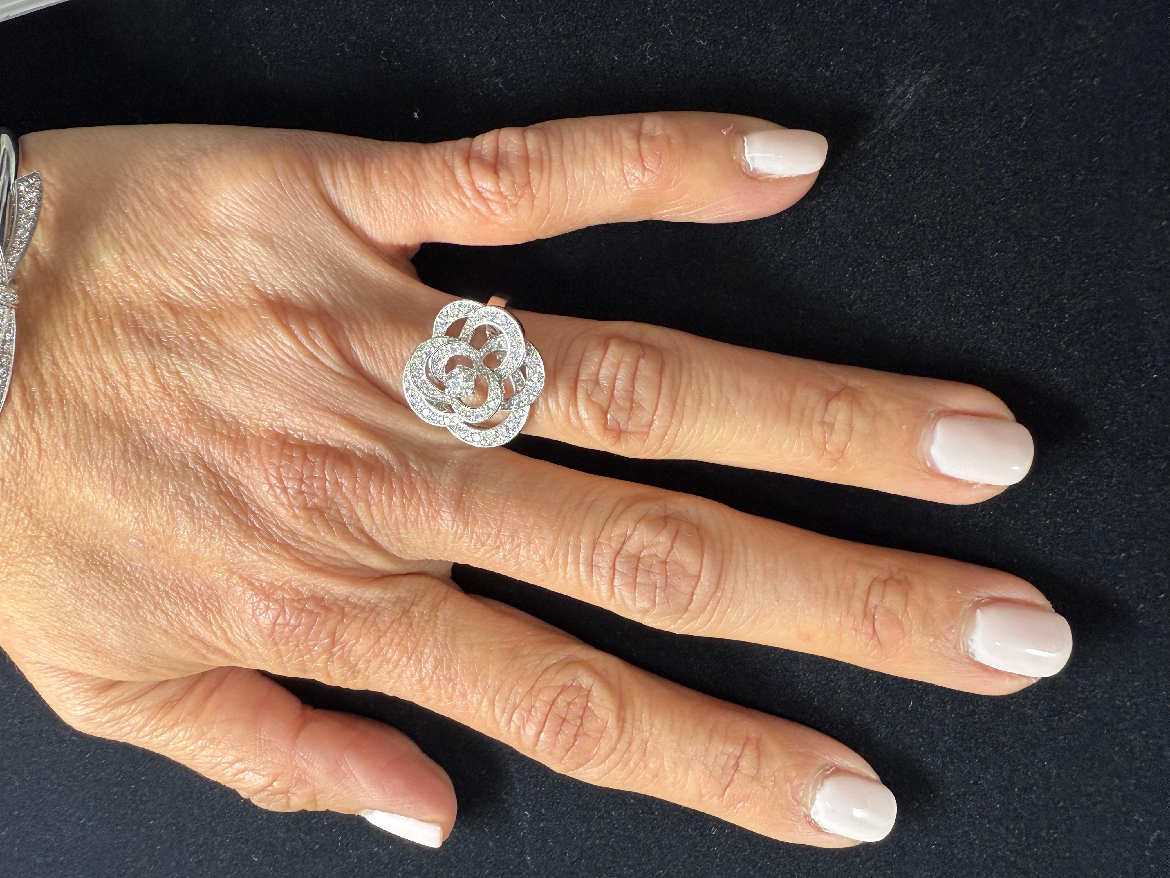 Anello Chanel Camelia con diamanti 18 carati in vendita 1