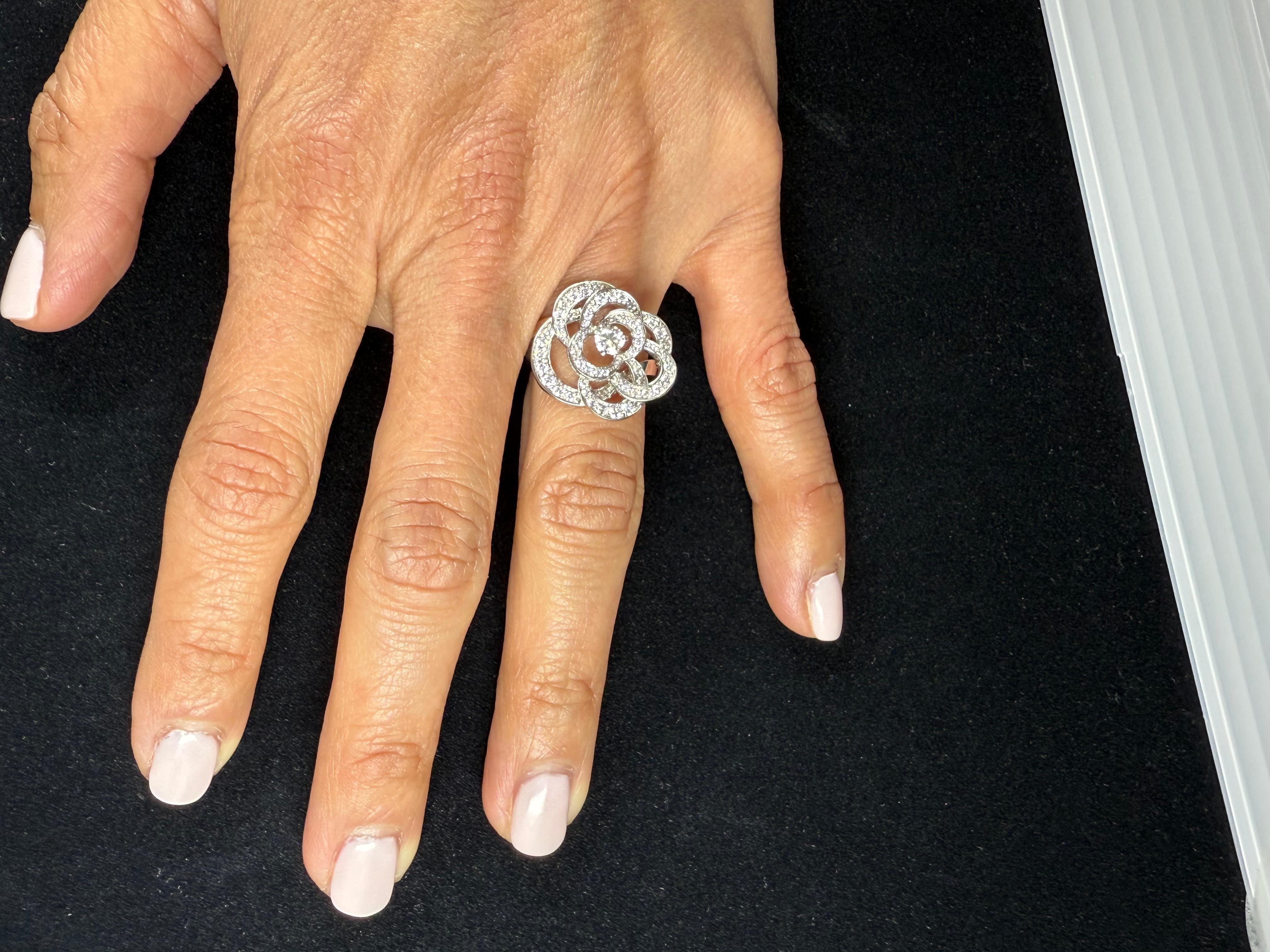 Anello Chanel Camelia con diamanti 18 carati in vendita 2