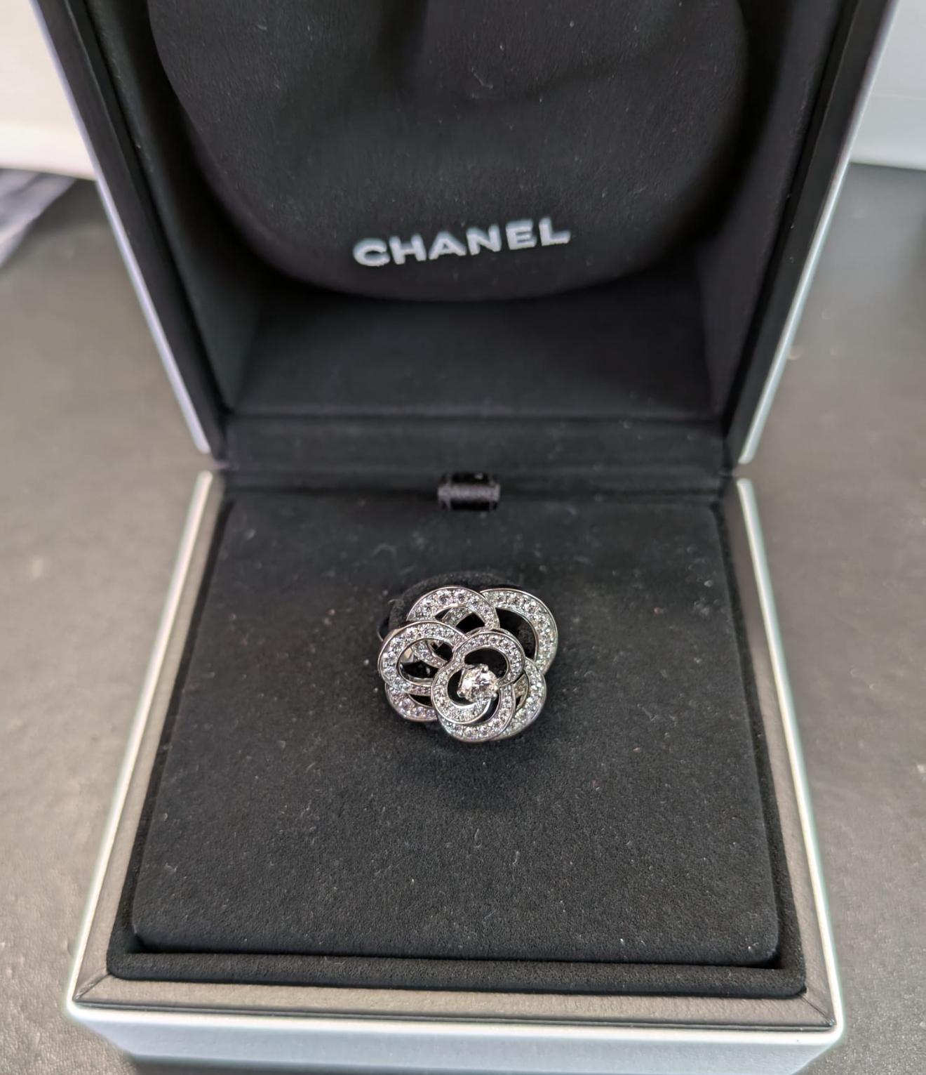Anello Chanel Camelia con diamanti 18 carati in vendita 4