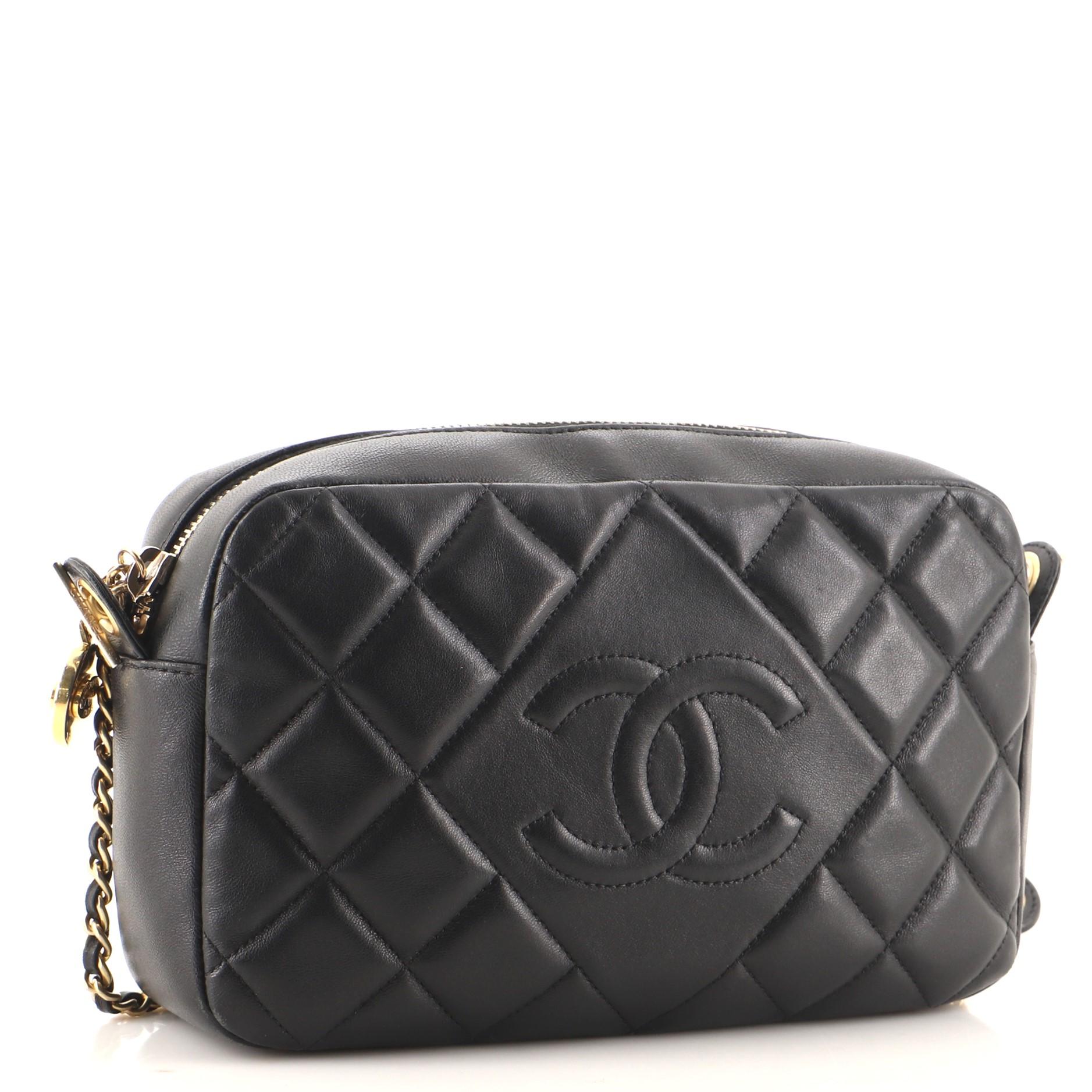 Chanel Diamond CC Kameratasche aus gestepptem Lammfell (Schwarz)
