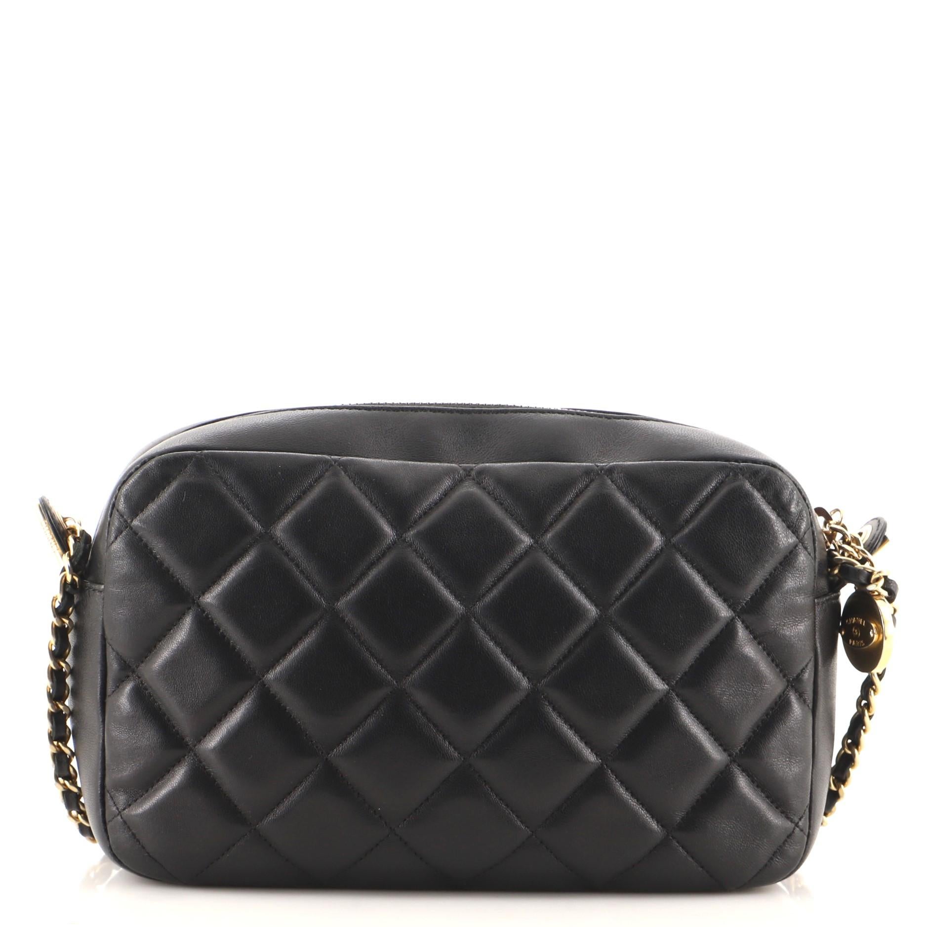 Chanel Diamond CC Kameratasche aus gestepptem Lammfell im Zustand „Gut“ in NY, NY