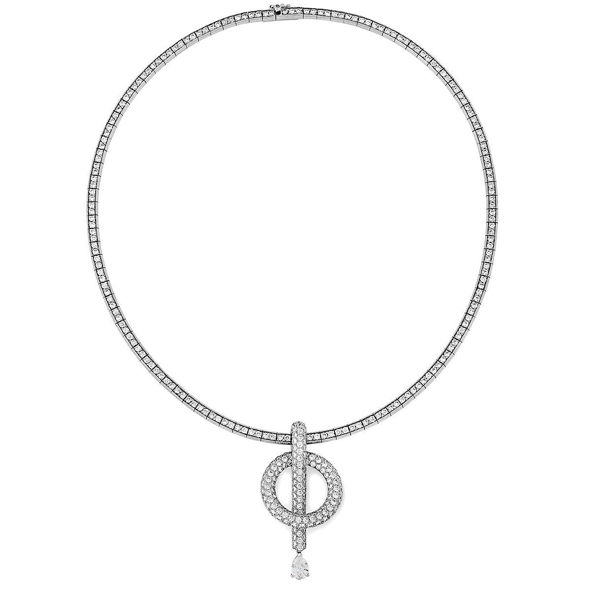 Un fabuleux collier pendentif de haute joaillerie Chanel présentant un collier Chanel en or blanc orné des plus beaux diamants ronds taille brillant suspendant un pendentif détachable Chanel en diamant serti de 3 cts de diamants.