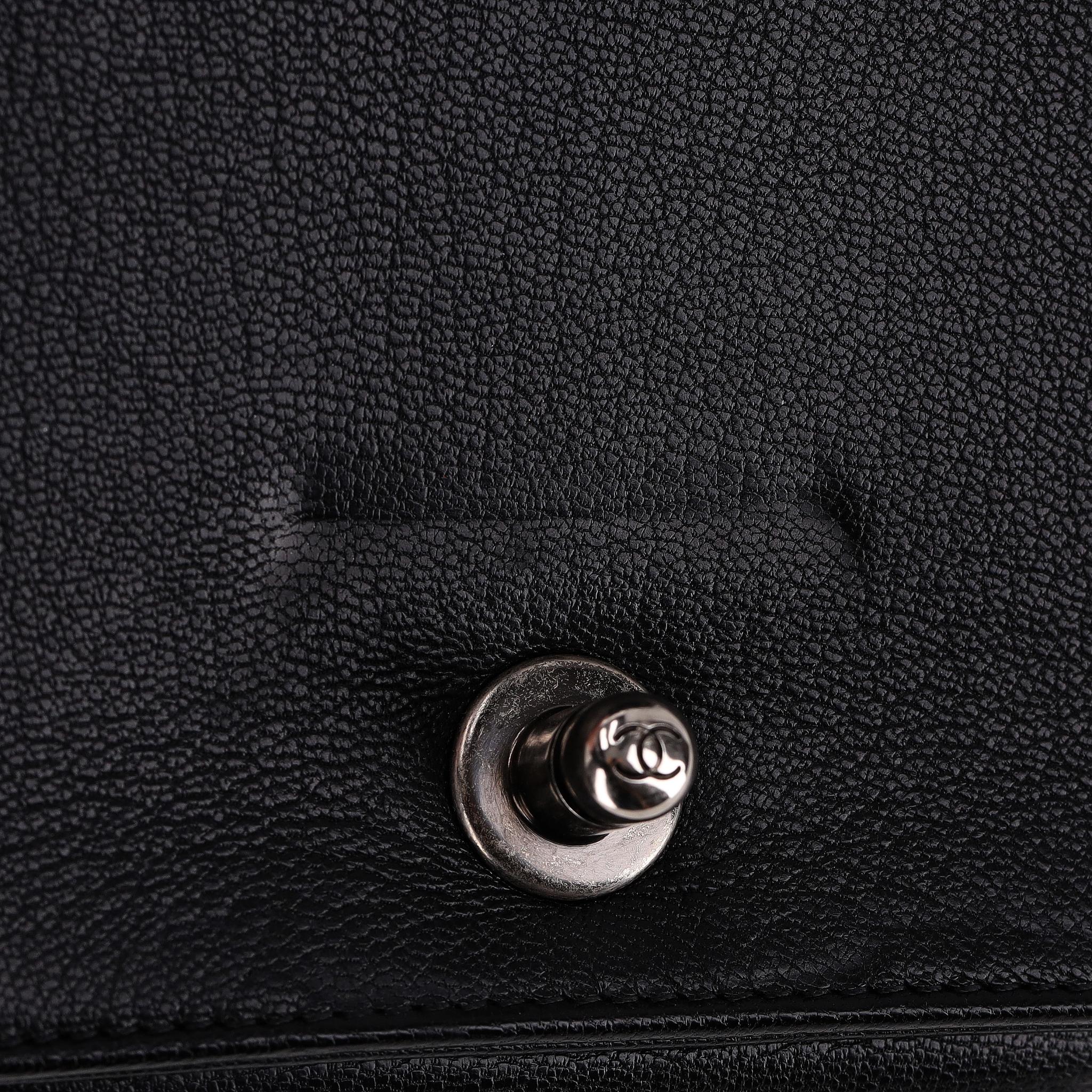 Chanel - Petit sac en cuir de veau matelassé avec diamants en vente 9