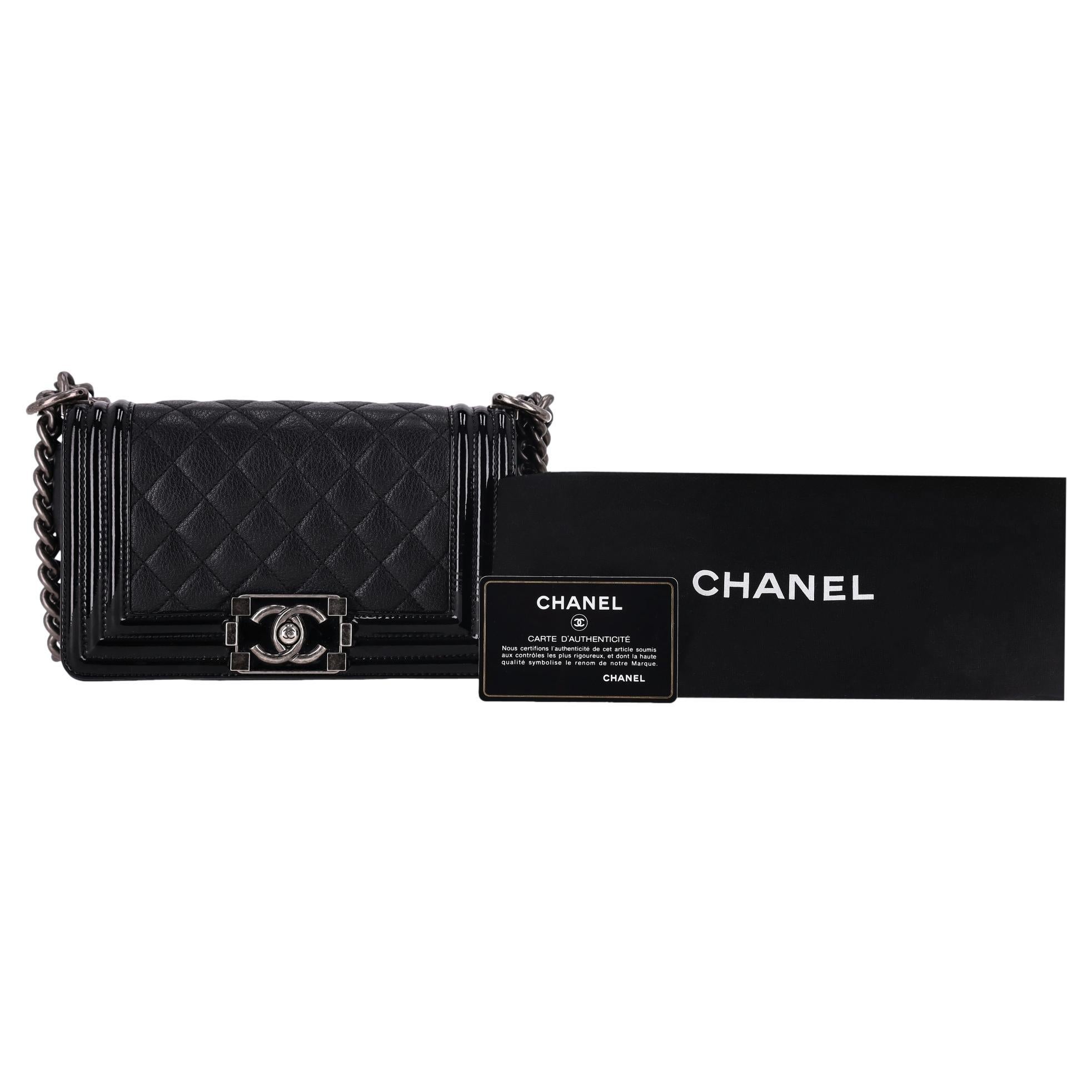 We Adore - Chanel Diamond Quilted Calfskin Small Boy Bag 

Sac à bandoulière noir en cuir d'agneau luxueux matelassé en losange avec une bordure linéaire matelassée.

Il est orné du logo 