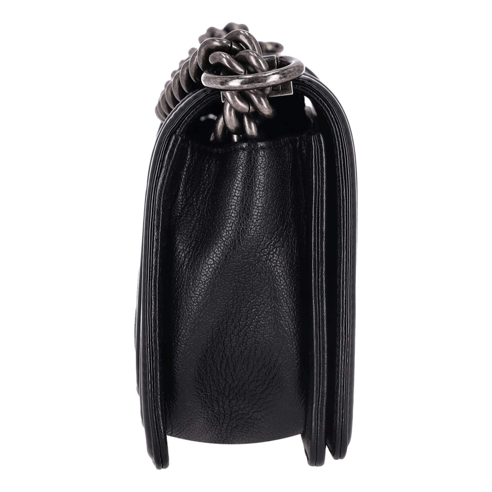Chanel - Petit sac en cuir de veau matelassé avec diamants Bon état - En vente à London, GB