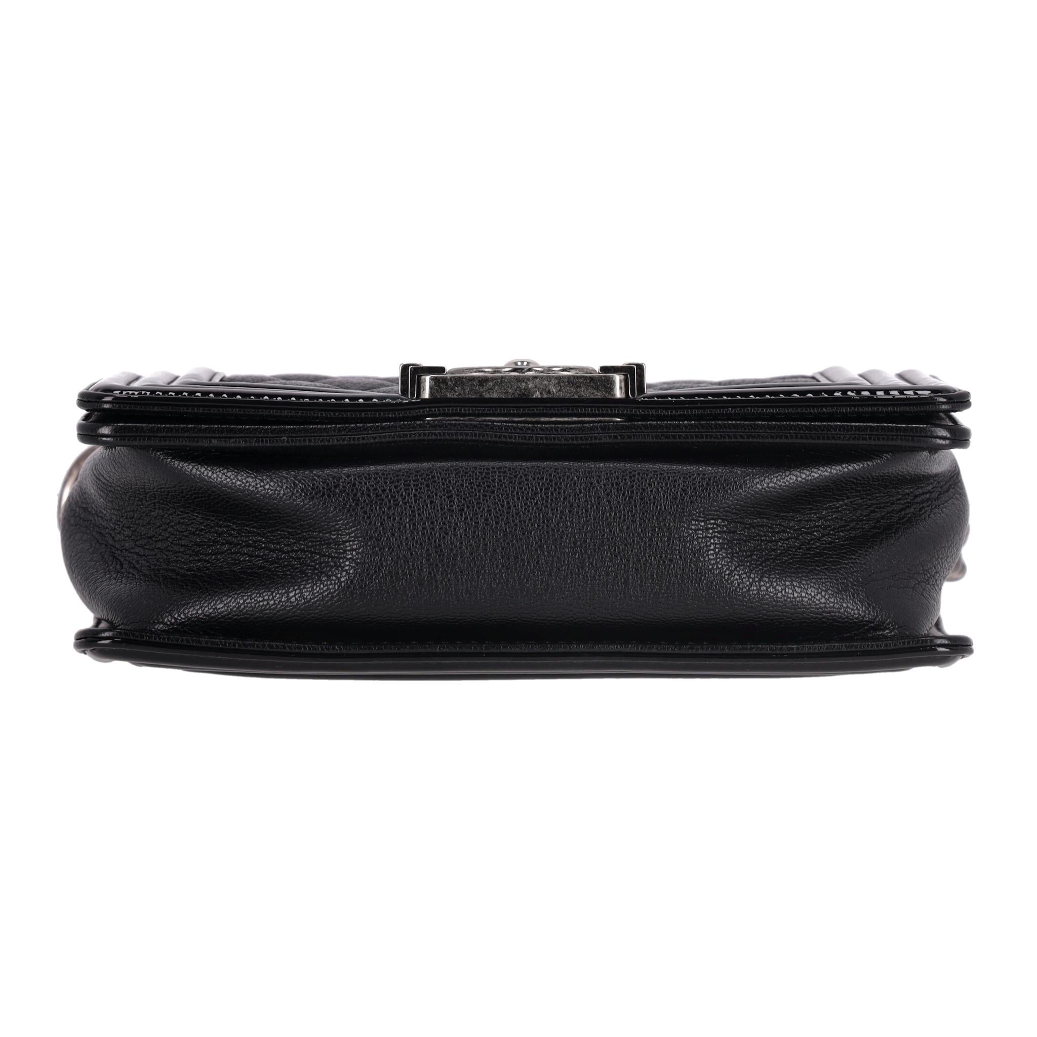 Chanel - Petit sac en cuir de veau matelassé avec diamants en vente 1