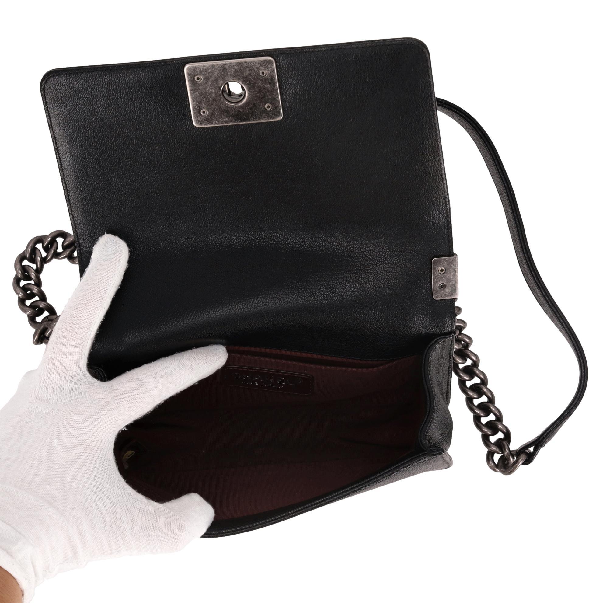 Chanel - Petit sac en cuir de veau matelassé avec diamants en vente 2