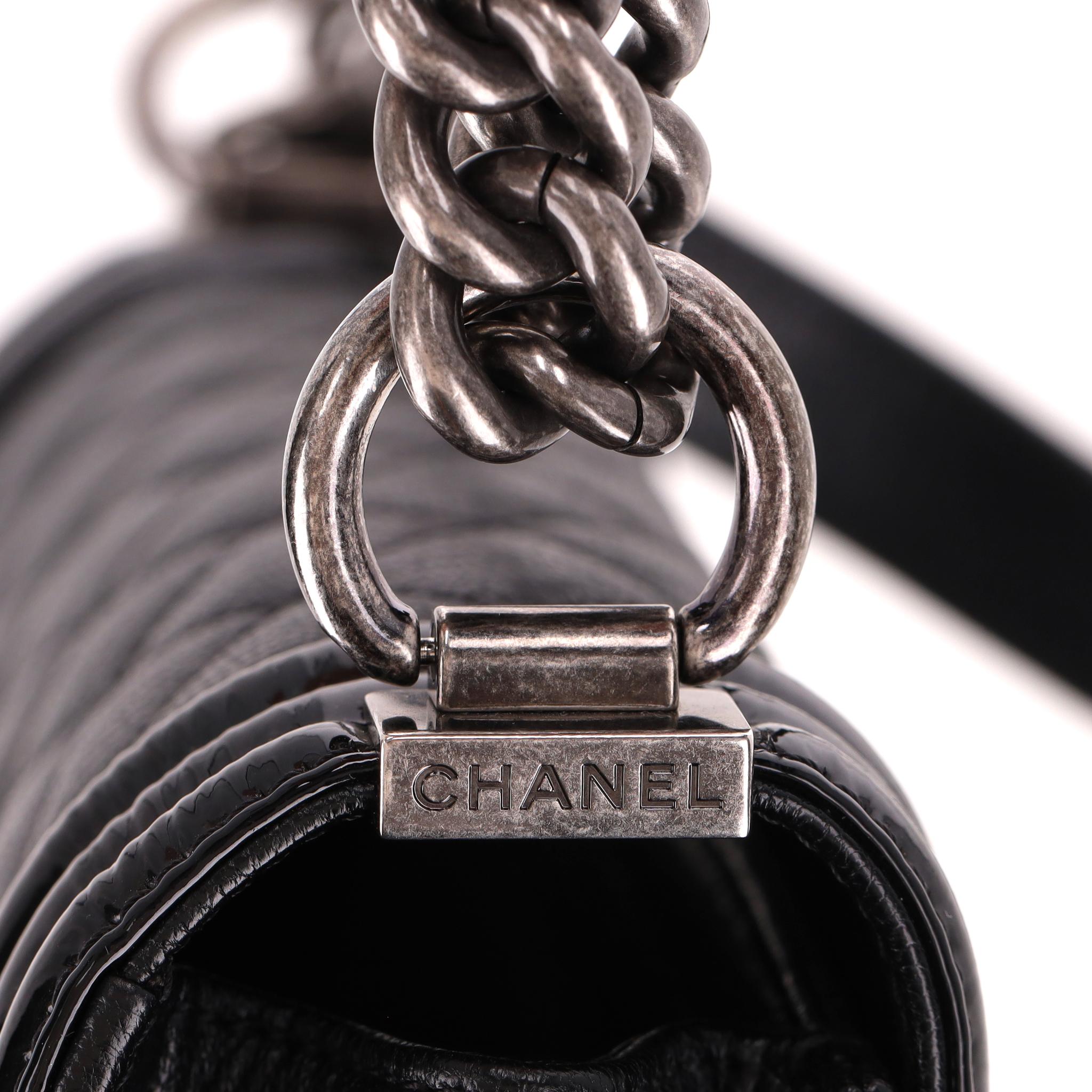 Chanel - Petit sac en cuir de veau matelassé avec diamants en vente 4