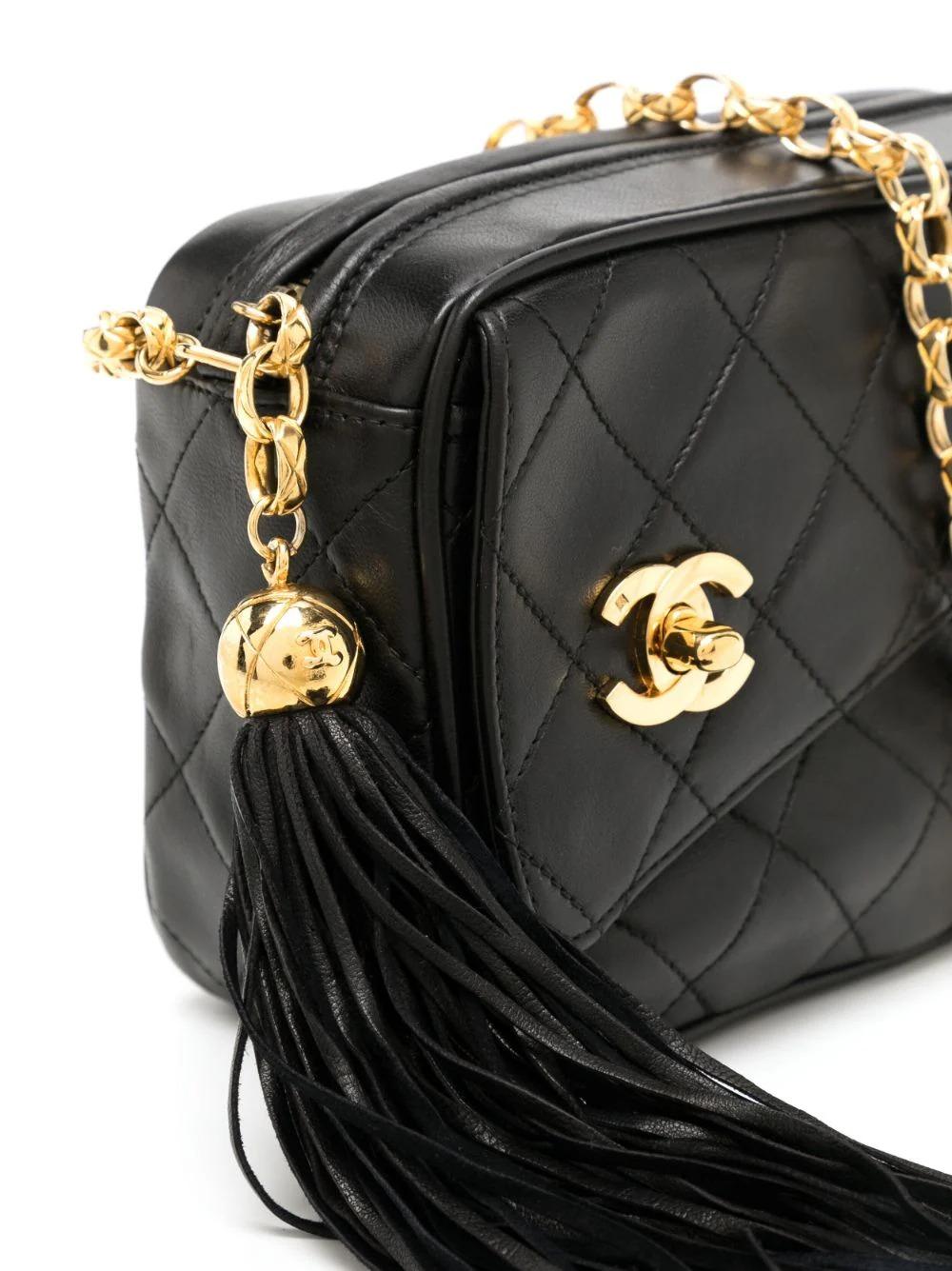 Women's or Men's Chanel Diamond Quilted CC Shoulder Bag For Sale