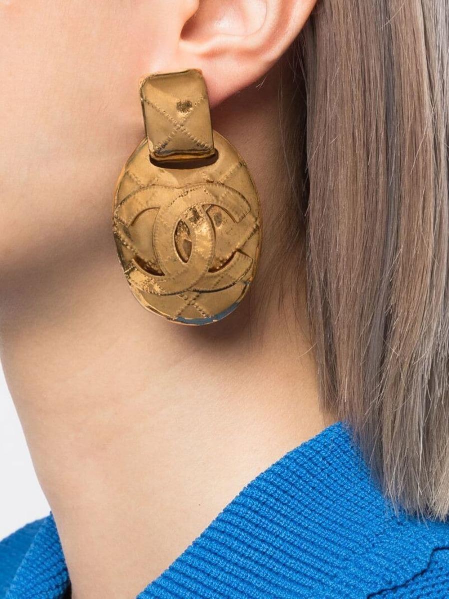 A statement piece, these 1994 pre-owned vintage clip-on earrings have been designed with a bold diamond-quilted 'CC' pendant that can be clipped onto the ear using a small gold-toned hoop. The pendant can be removed and these fun earrings can be