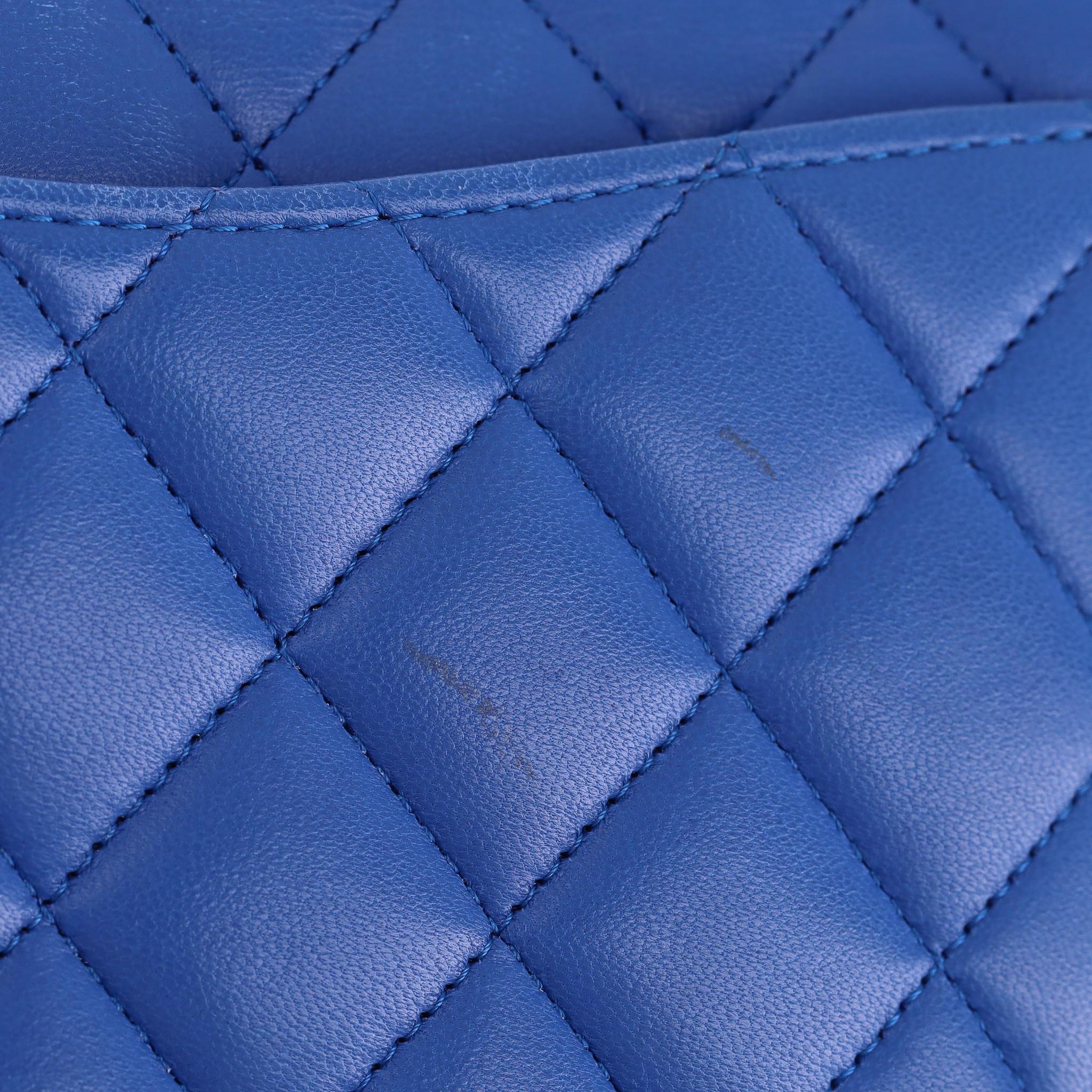Chanel - Sac moyen à double rabat intemporel en cuir d'agneau matelassé avec diamants en vente 10