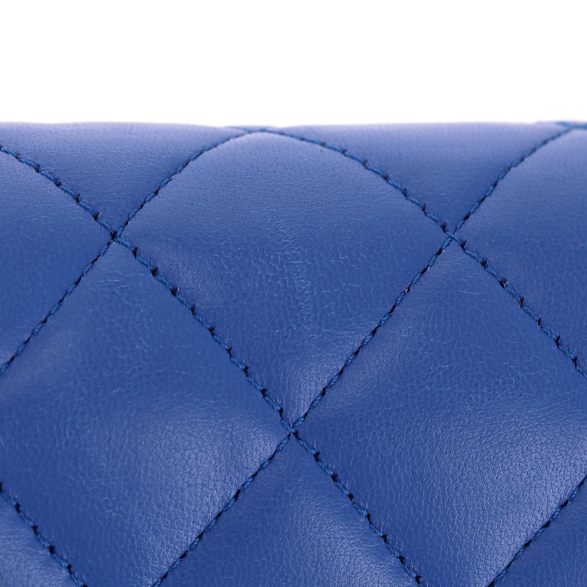 Chanel - Sac moyen à double rabat intemporel en cuir d'agneau matelassé avec diamants en vente 11