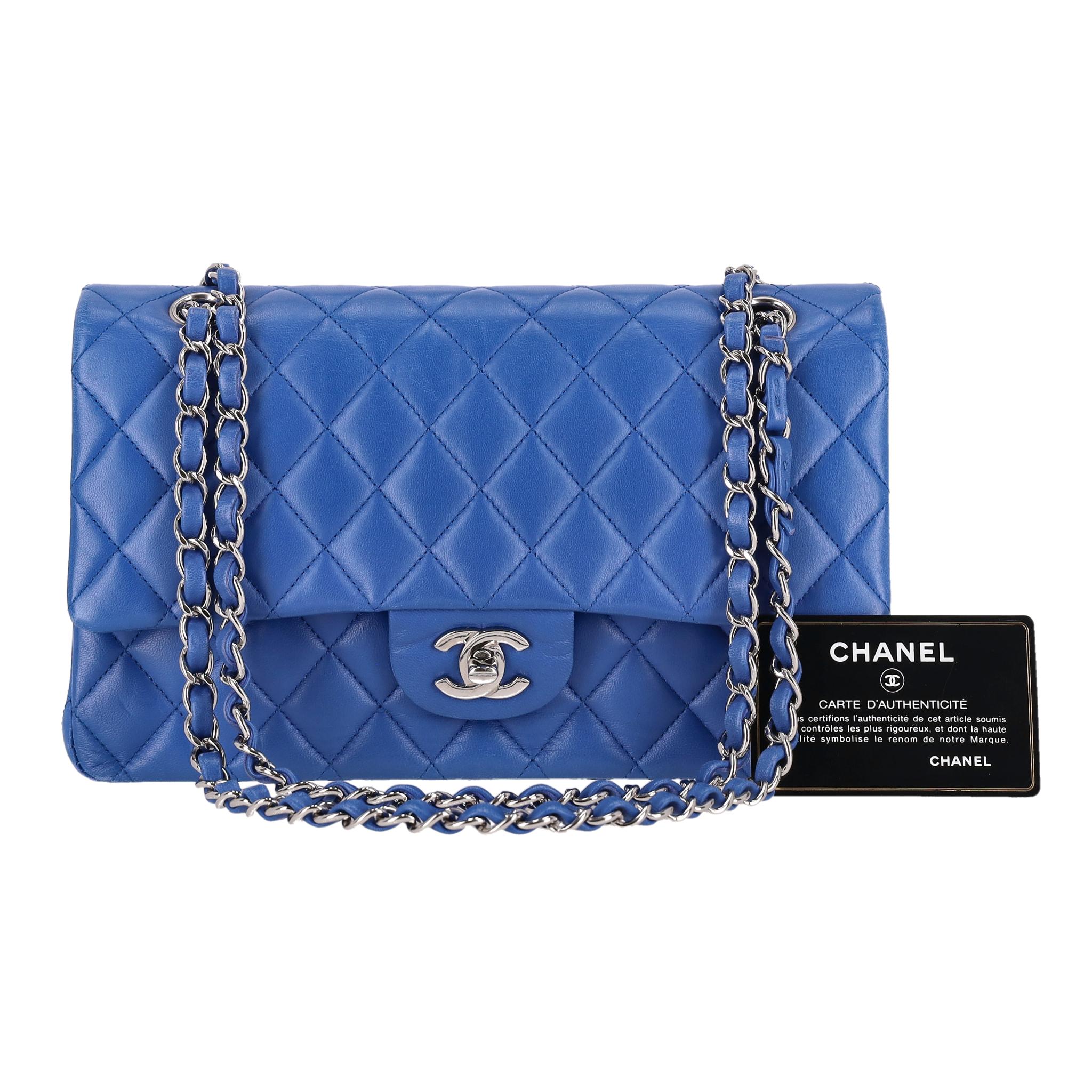 We Adore - Chanel Diamond Quilted Lambskin Medium Timeless Double Flap Bag

Sac à main iconique bleu, réalisé en cuir d'agneau matelassé diamant avec des ferrures argentées.

Il est doté d'un double rabat à l'avant et d'une surpiqûre du logo 