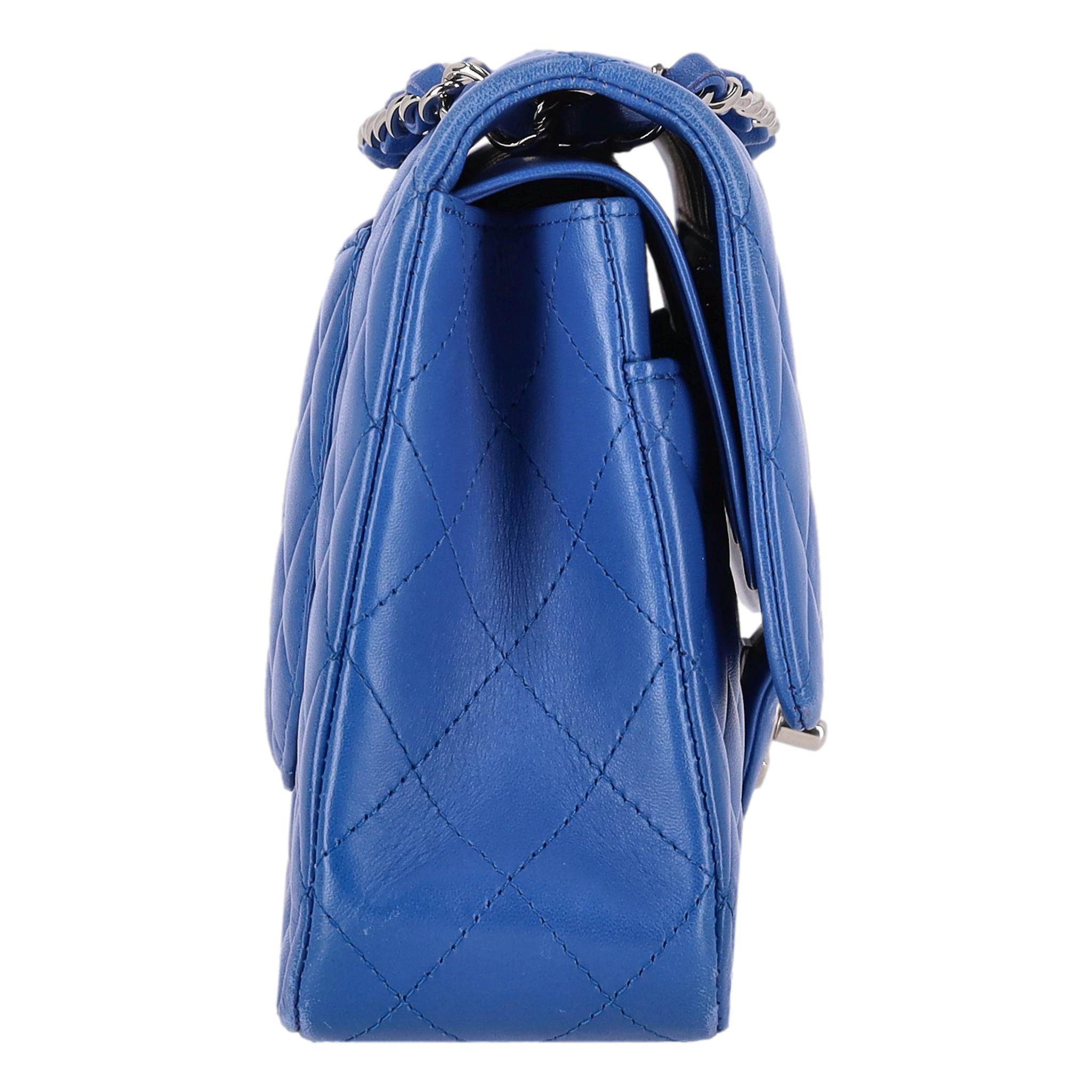 Chanel - Sac moyen à double rabat intemporel en cuir d'agneau matelassé avec diamants Bon état - En vente à London, GB