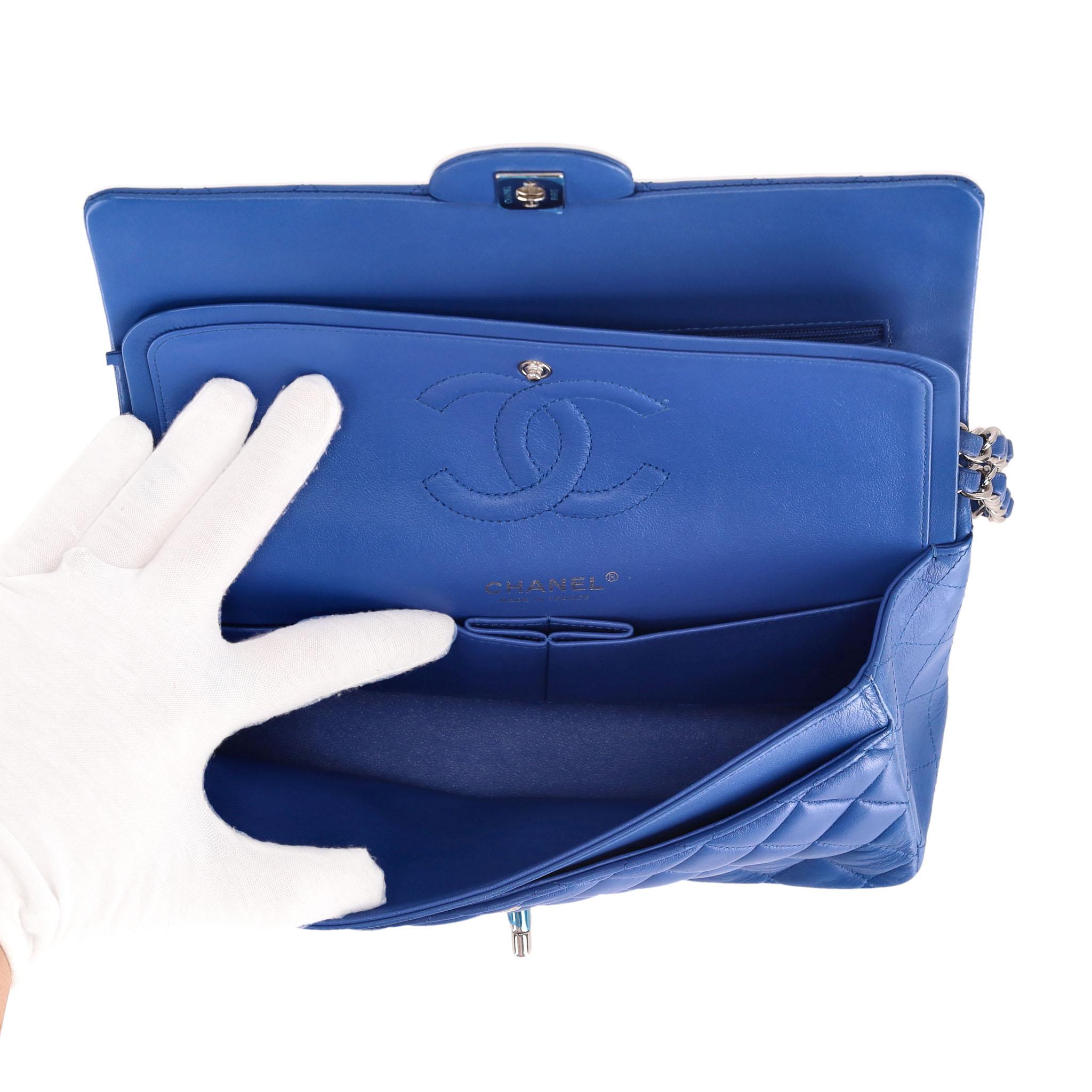 Chanel - Sac moyen à double rabat intemporel en cuir d'agneau matelassé avec diamants en vente 3