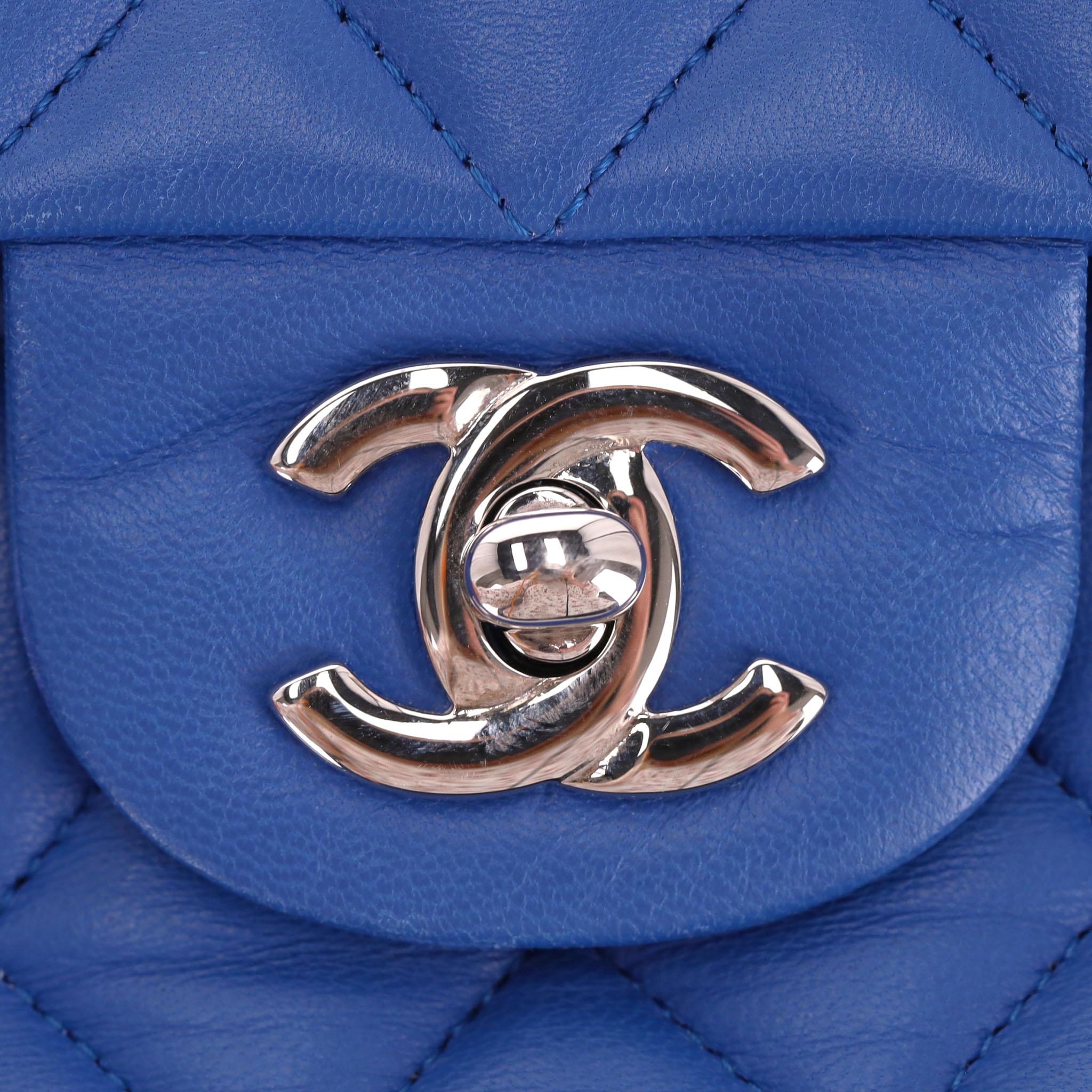 Chanel - Sac moyen à double rabat intemporel en cuir d'agneau matelassé avec diamants en vente 4