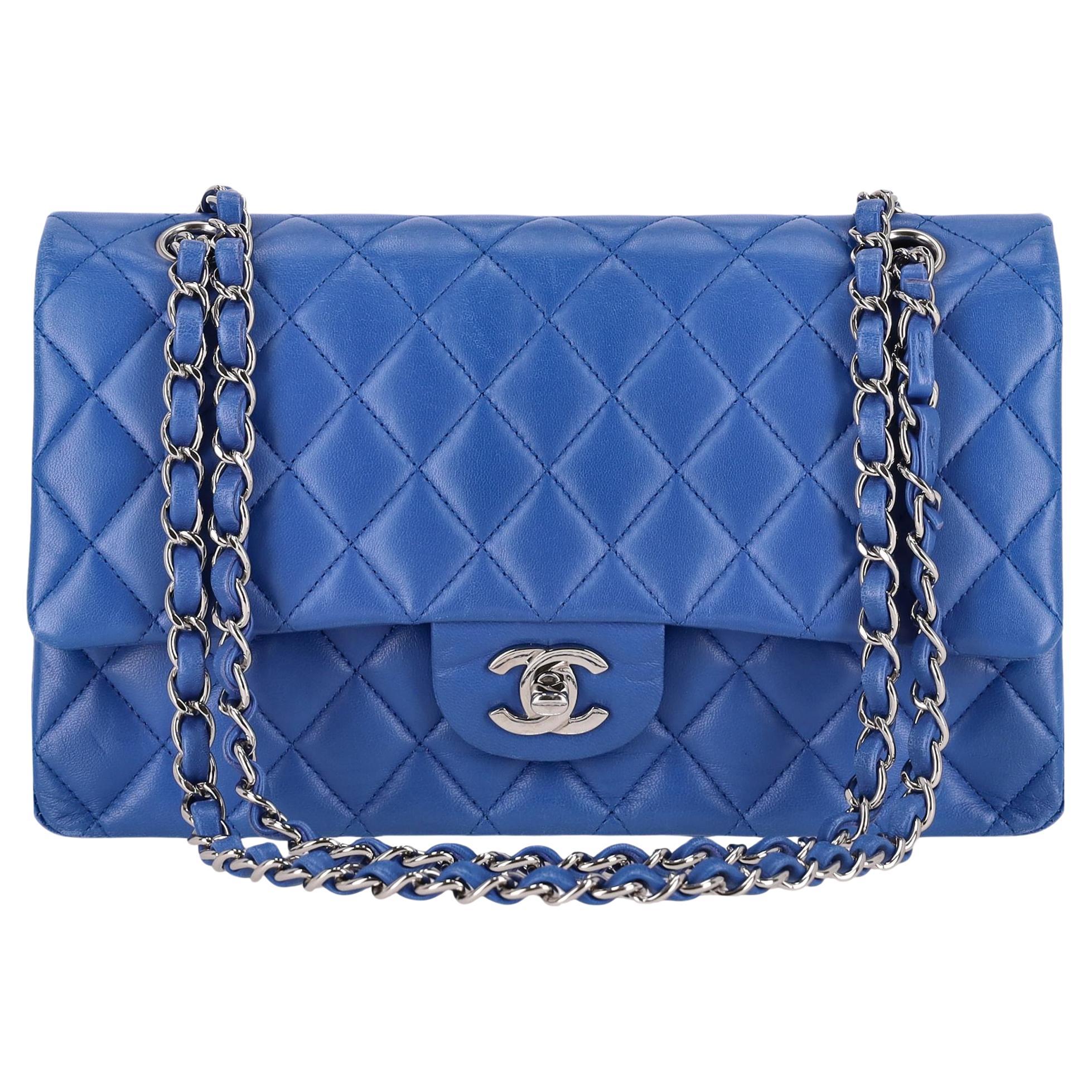 Chanel - Sac moyen à double rabat intemporel en cuir d'agneau matelassé avec diamants en vente