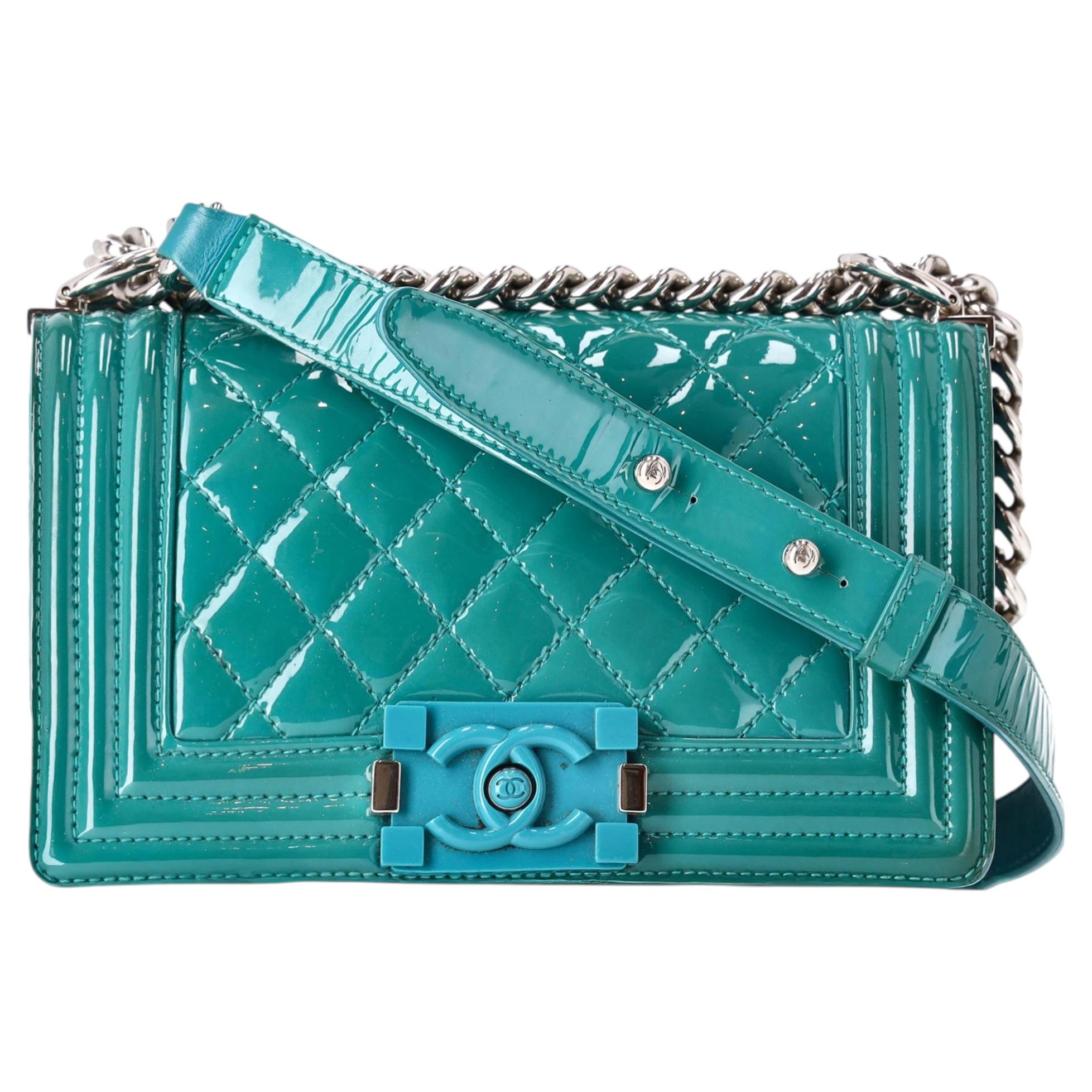 Chanel - Sac à rabat moyen en cuir verni plexi matelassé diamant en vente