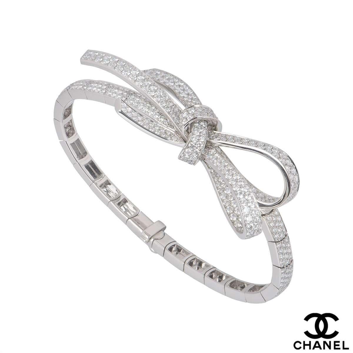 A stunning 18k white gold diamond bracelet from the Ruban collection by Chanel. The bracelet has a large pave diamond ribbon motif with diamond set flexi links. There are 389 diamonds with a total carat weight of 5.59ct. The ribbon motif measures