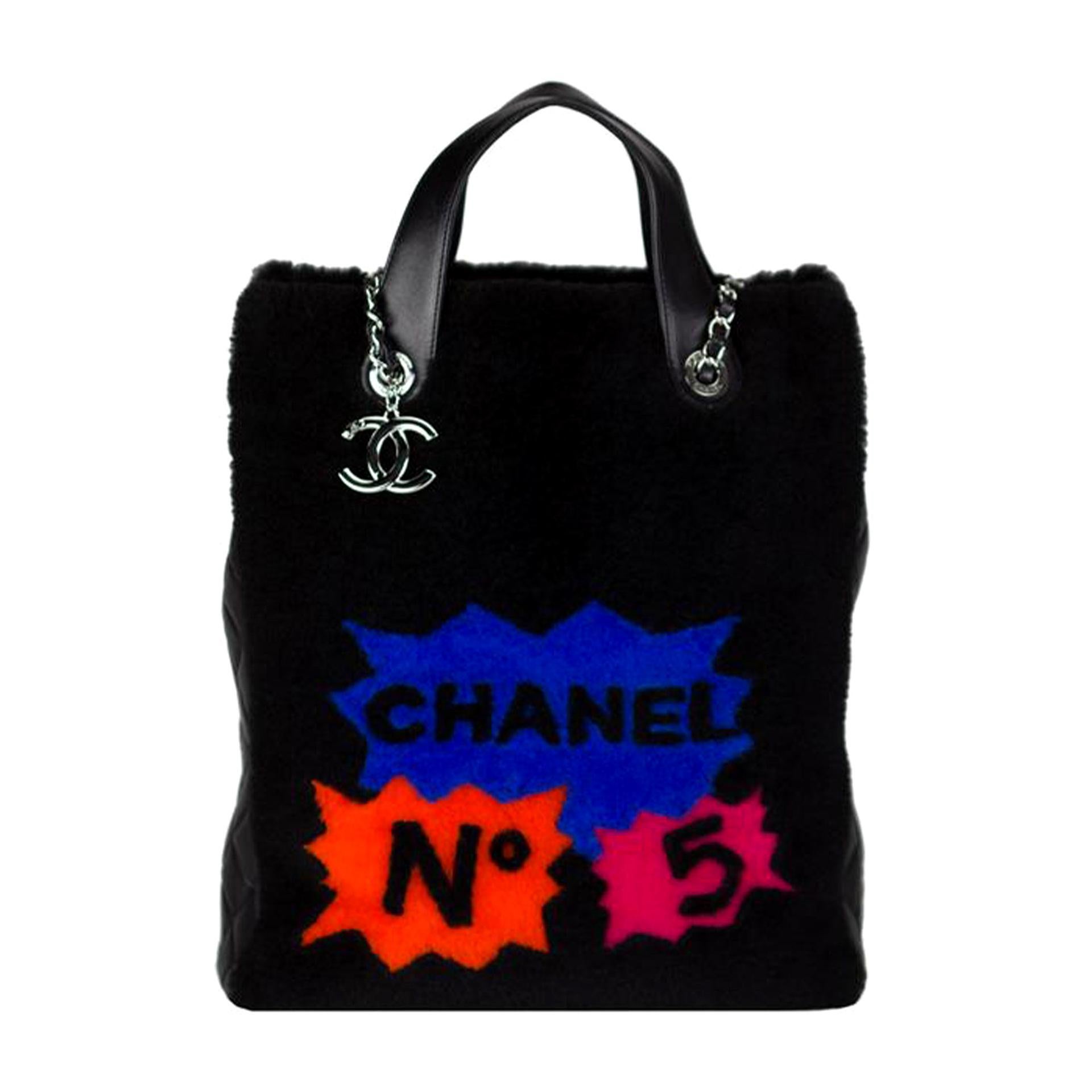 Shearling and quilted Chanel diamond stitch lambskin leather graffiti tote with hanging CC charm and interwoven chain

Silver hardware
Interior zippered pocket
Two additional interior pockets
Interior key chain
Two removable interwoven chains
Flat