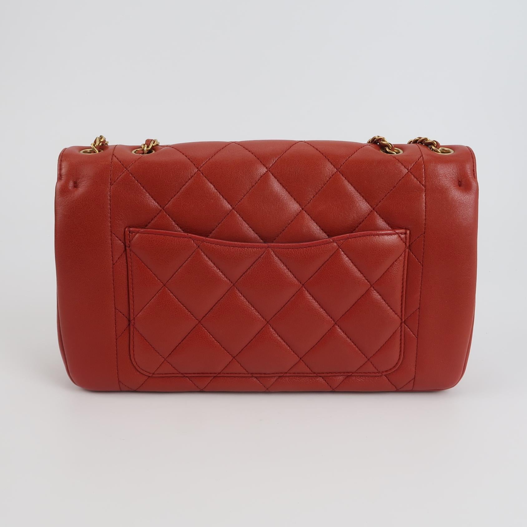 Chanel - Diana CC - Grand sac à rabat en cuir d'agneau rouge 2014-2015
Il s'agit de photos professionnelles du sac offert par Luxbags.
ÉTAT : EXCELLENT
Ce sac Chanel authentique est en excellent état. Il y a quelques plis de cuir, des frottements