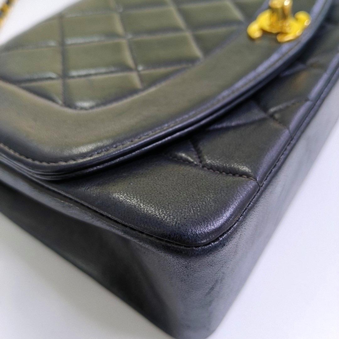 Chanel Diana CC Klappentasche Medium Vintage Schwarzes Lammfell Leder mit 24k Gold HW im Angebot 13