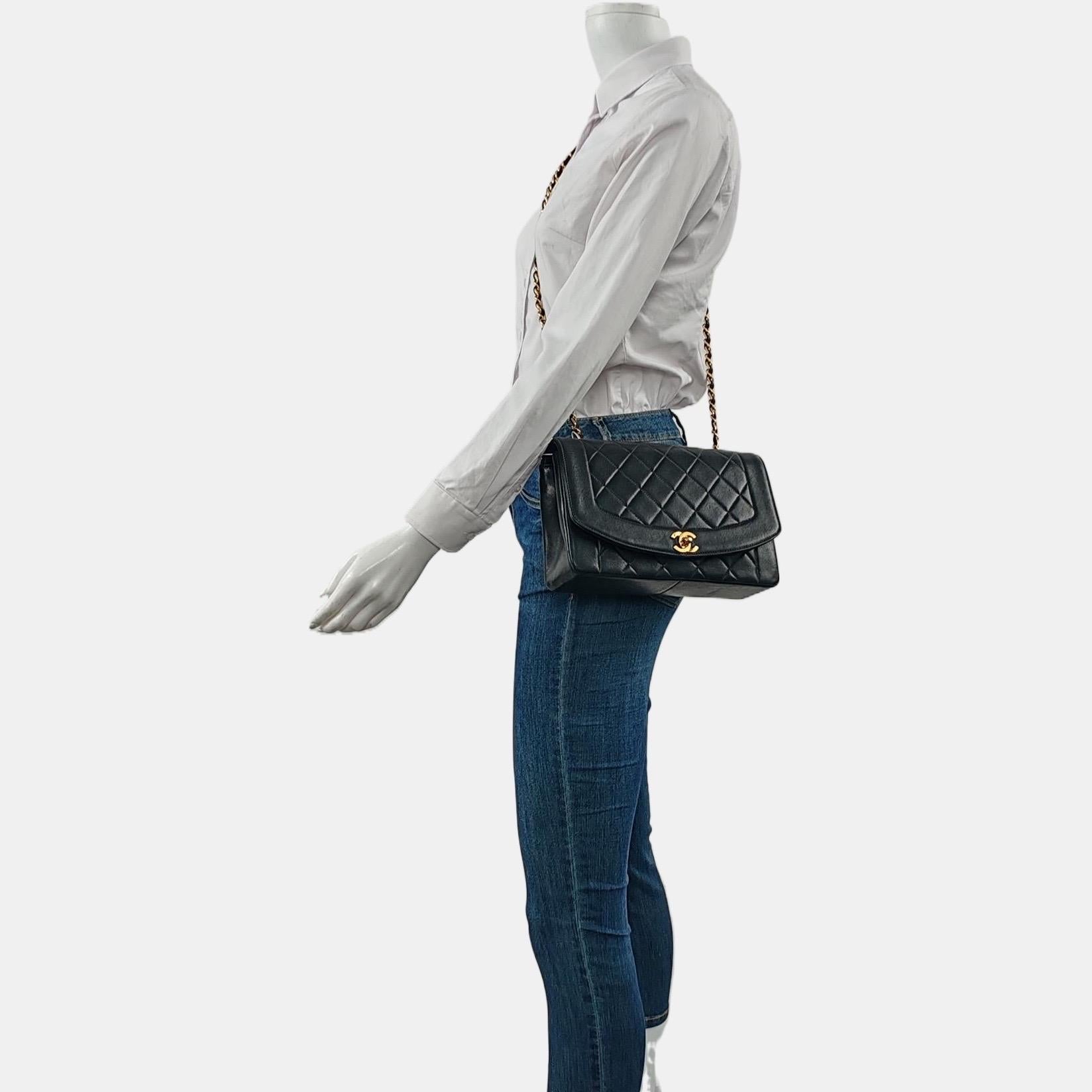 Diese einmalige Chanel Diana CC Flap Vintage Tasche strahlt Raffinesse und zeitlose Eleganz aus. Sie ist aus luxuriösem schwarzem Lammleder gefertigt und mit 24-karätigen Goldbeschlägen verziert. 

ZUSTAND: AUSGEZEICHNETER ZUSTAND

Diese